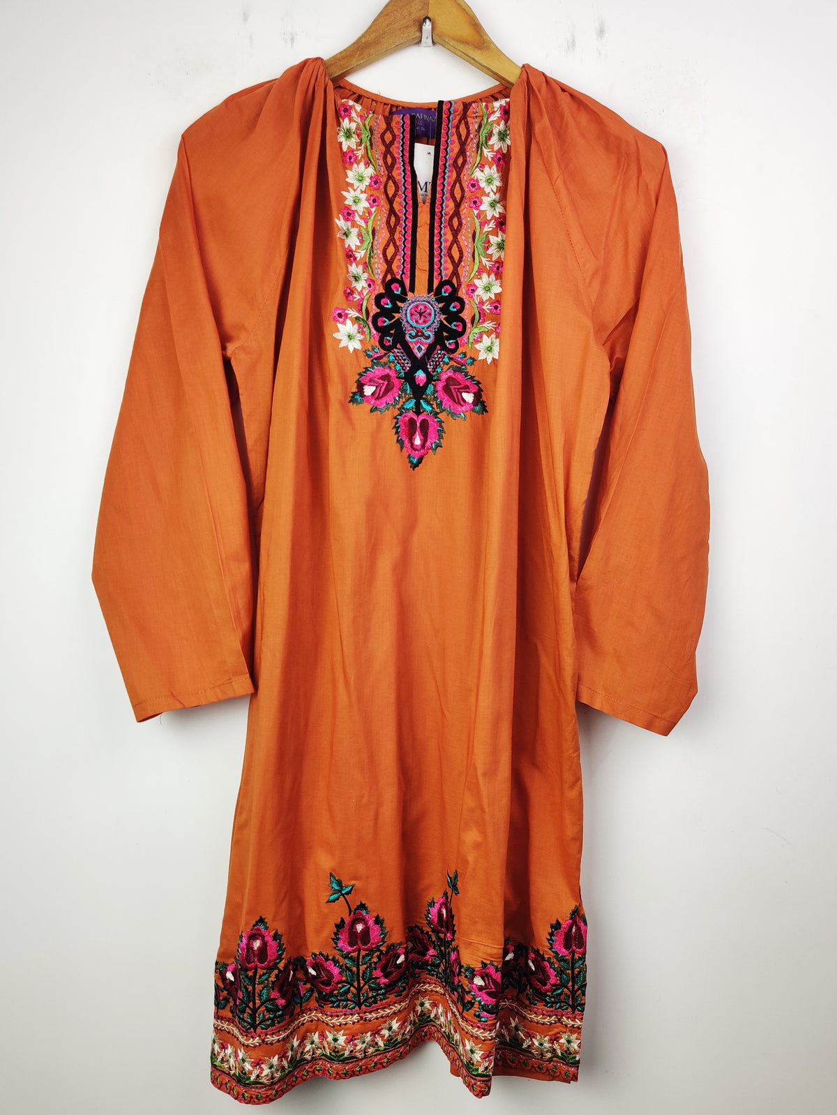 Buy online pre-used pre-loved 100% authentic & Original branded Sana Safinaz (BK-1526) available in Pakistan. Top international brands avilable.