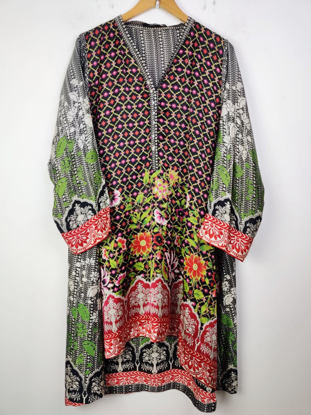 Buy online pre-used pre-loved 100% authentic & Original branded Khaadi (BK-1571) available in Pakistan. Top international brands avilable.
