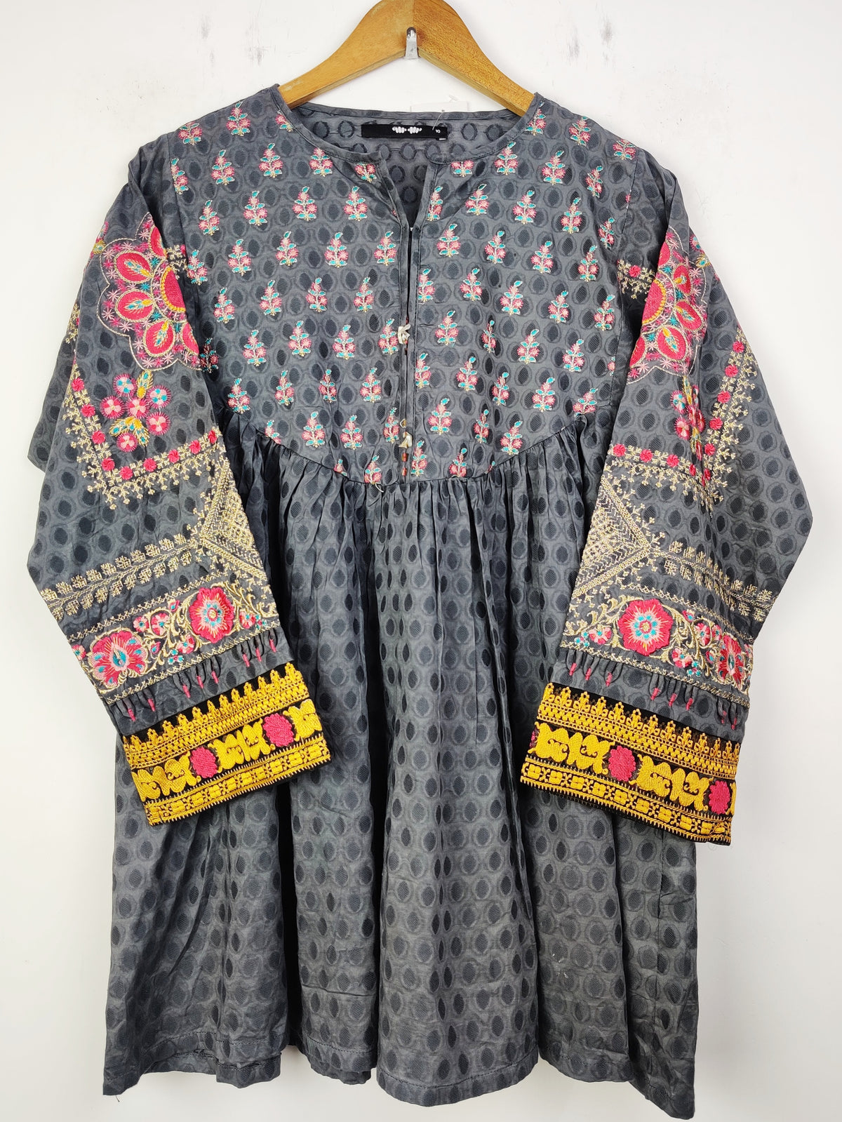 Buy online pre-used pre-loved 100% authentic & Original branded Khaadi (BK-1574) available in Pakistan. Top international brands avilable.