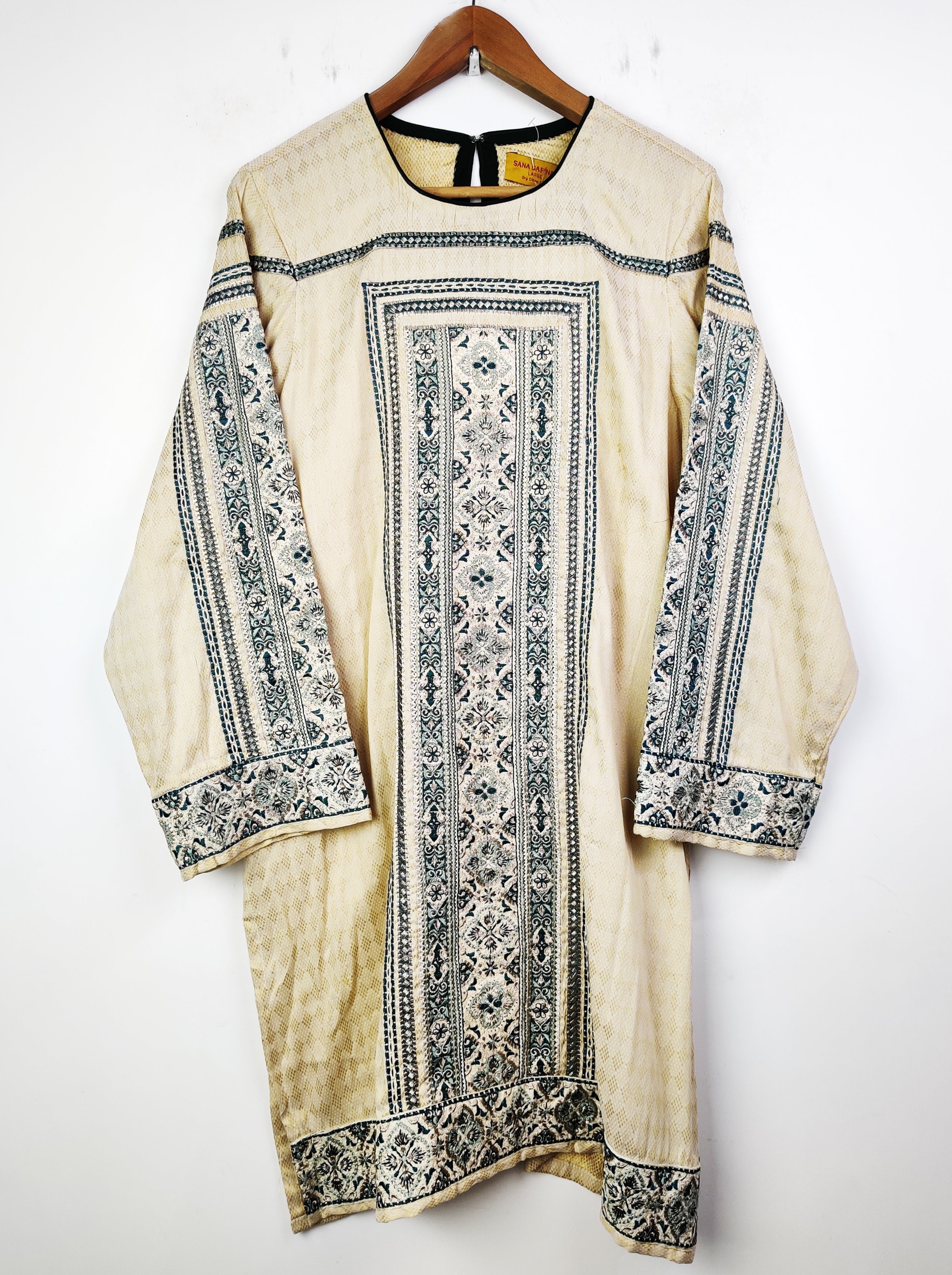 Buy online pre-used pre-loved 100% authentic & Original branded Sana Safinaz (BK-1617) available in Pakistan. Top international brands avilable.