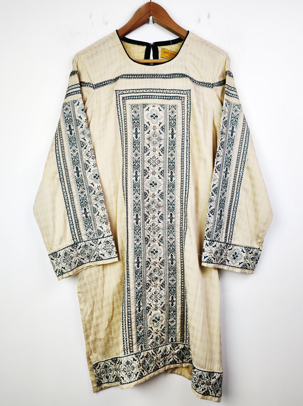 Buy online pre-used pre-loved 100% authentic & Original branded Sana Safinaz (BK-1617) available in Pakistan. Top international brands avilable.
