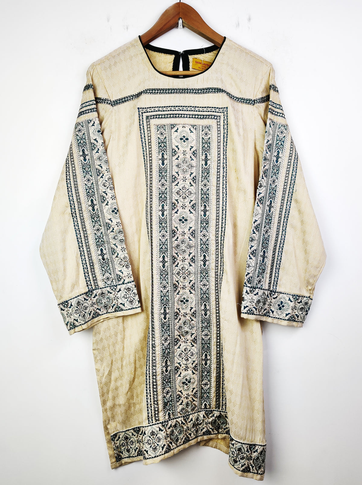 Buy online pre-used pre-loved 100% authentic & Original branded Sana Safinaz (BK-1617) available in Pakistan. Top international brands avilable.