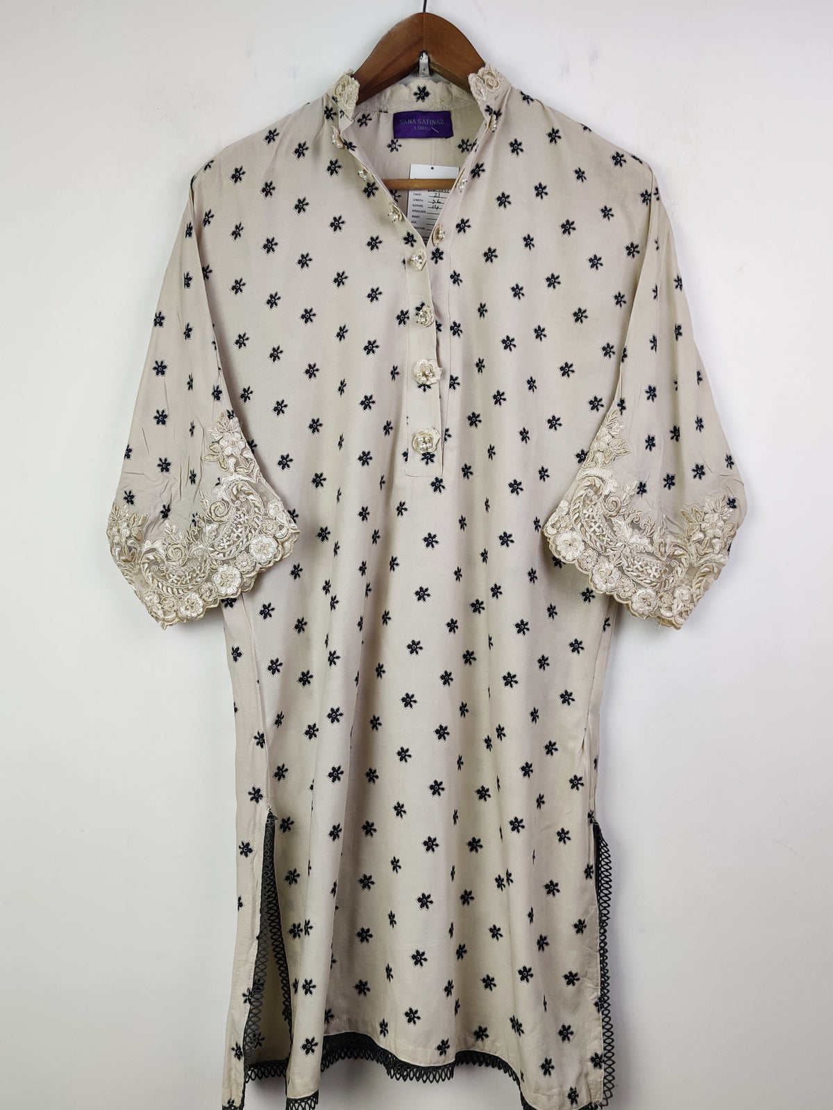 Buy online pre-used pre-loved 100% authentic & Original branded Sana Safinaz (BK-1652) available in Pakistan. Top international brands avilable.