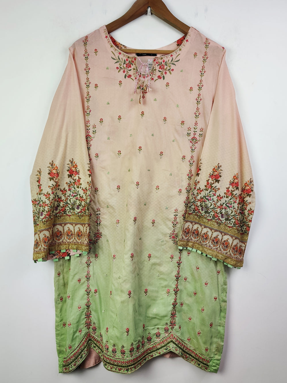 Buy online pre-used pre-loved 100% authentic & Original branded Bin Saeed (BK-1676) available in Pakistan. Top international brands avilable.