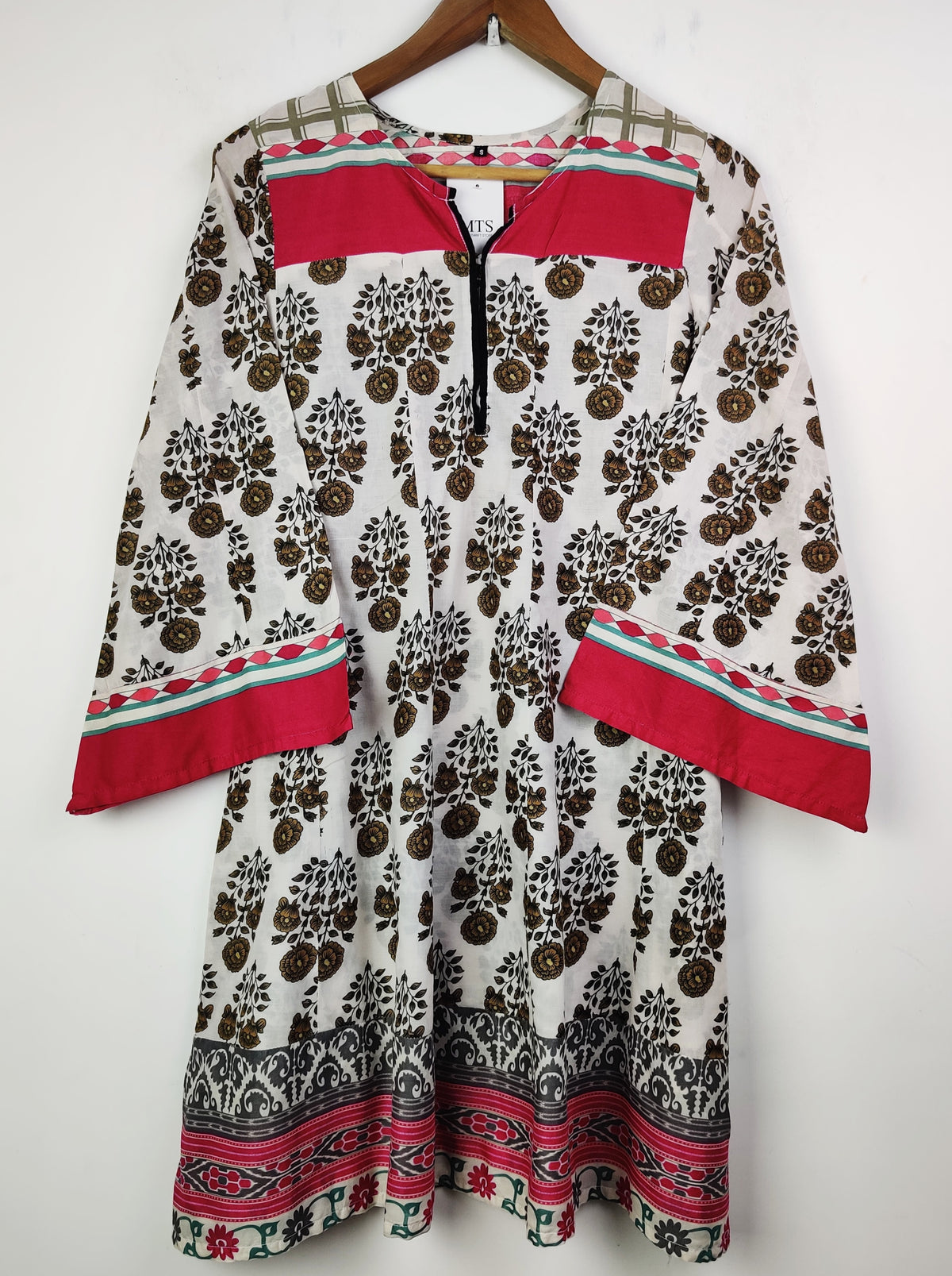 Buy online pre-used pre-loved 100% authentic & Original branded Unknown Brand (BK-1691) available in Pakistan. Top international brands avilable.