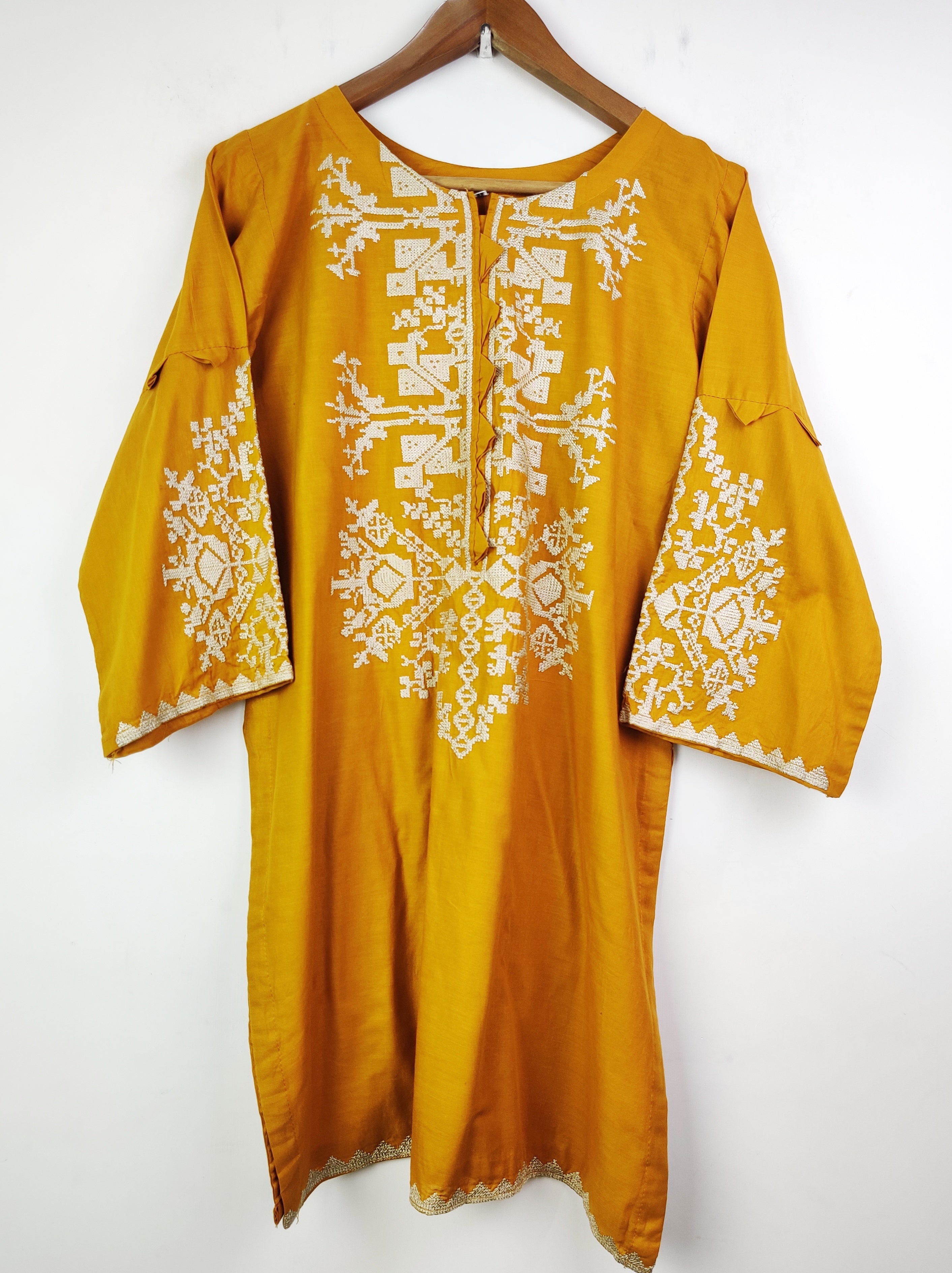 Buy online pre-used pre-loved 100% authentic & Original branded Unknown Brand (BK-1762) available in Pakistan. Top international brands avilable.