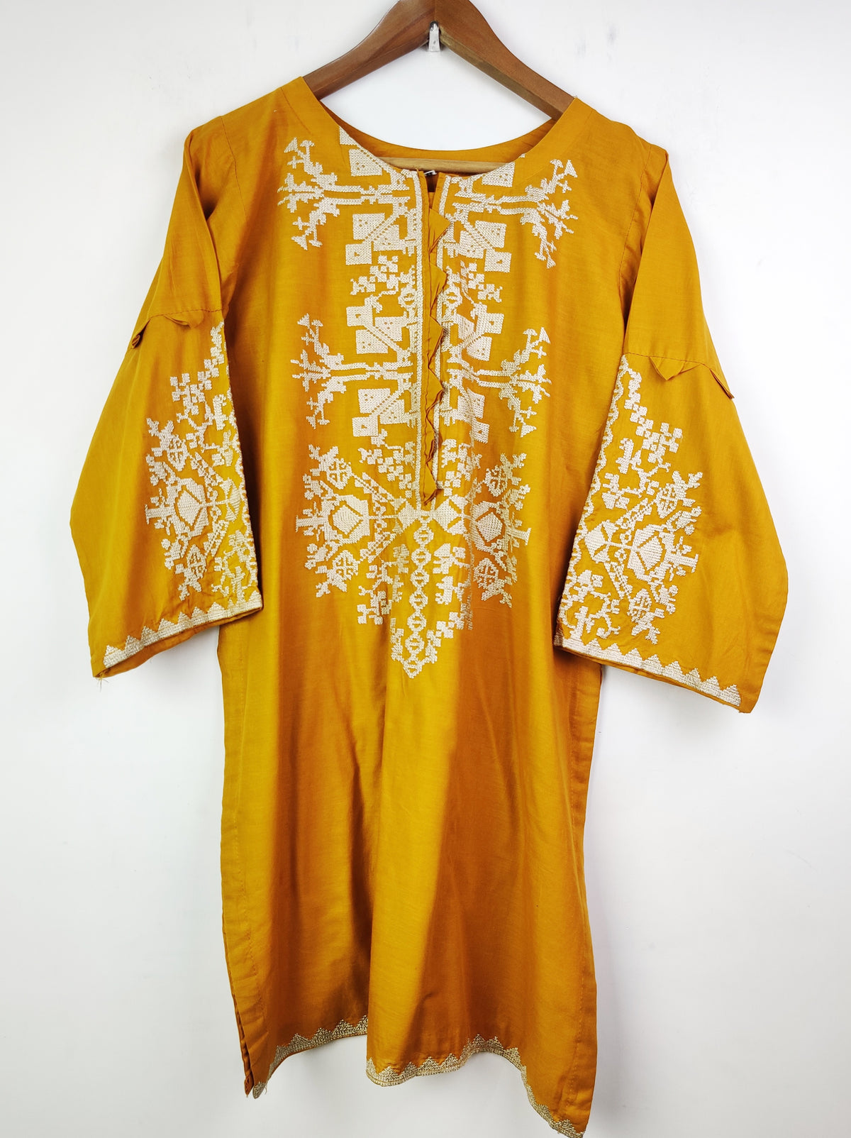 Buy online pre-used pre-loved 100% authentic & Original branded Unknown Brand (BK-1762) available in Pakistan. Top international brands avilable.