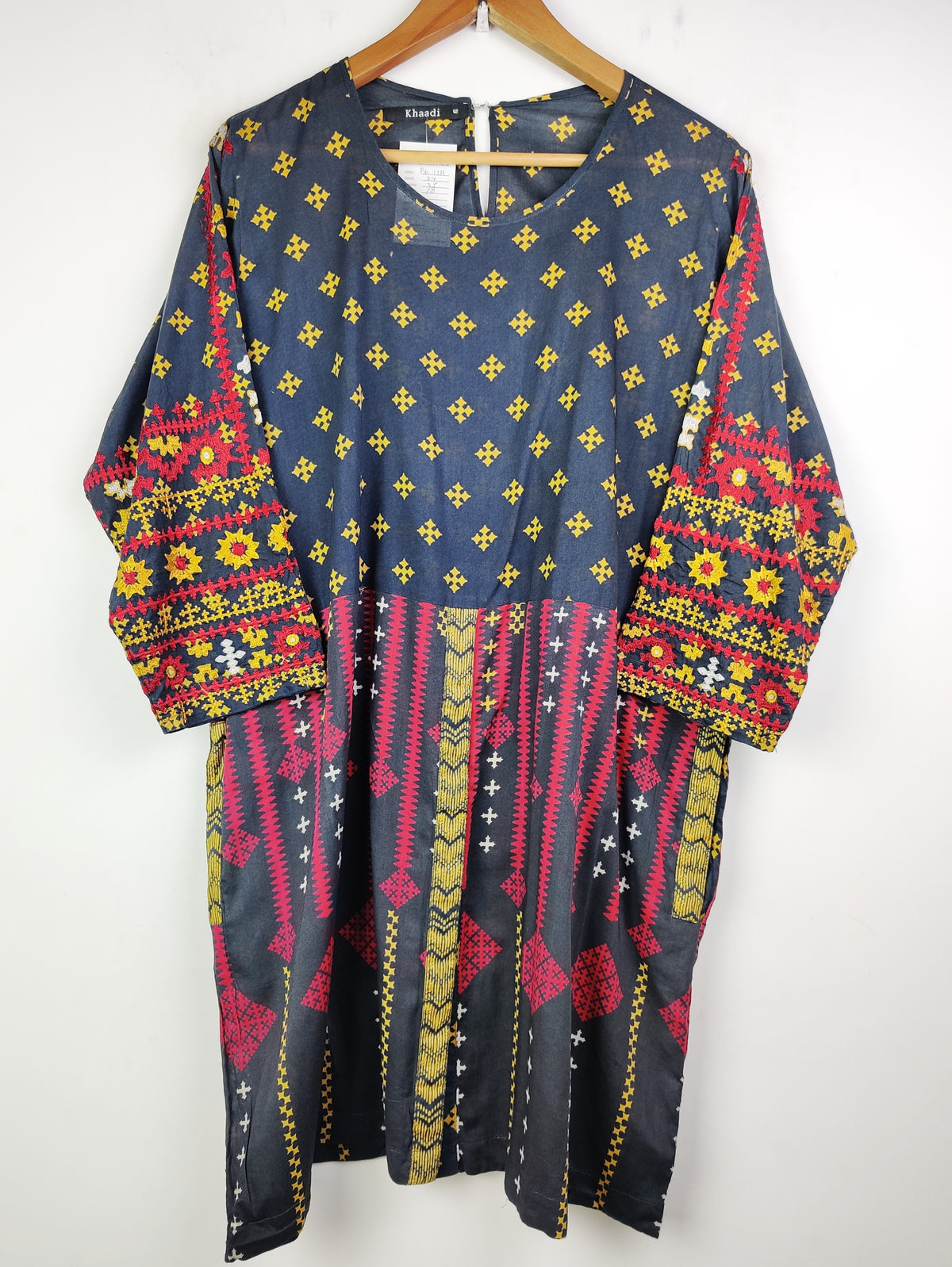 Buy online pre-used pre-loved 100% authentic & Original branded Khaadi (BK-1789) available in Pakistan. Top international brands avilable.