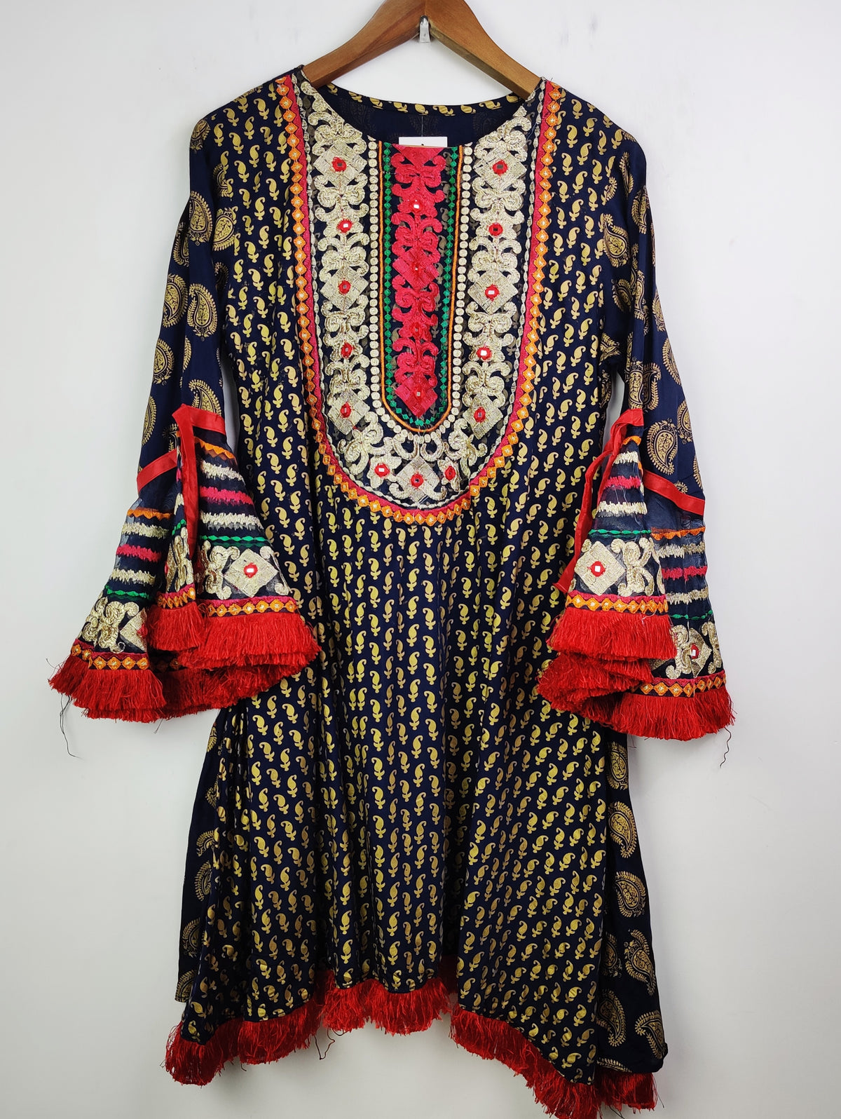 Buy online pre-used pre-loved 100% authentic & Original branded Unknown Brand (BK-1873) available in Pakistan. Top international brands avilable.