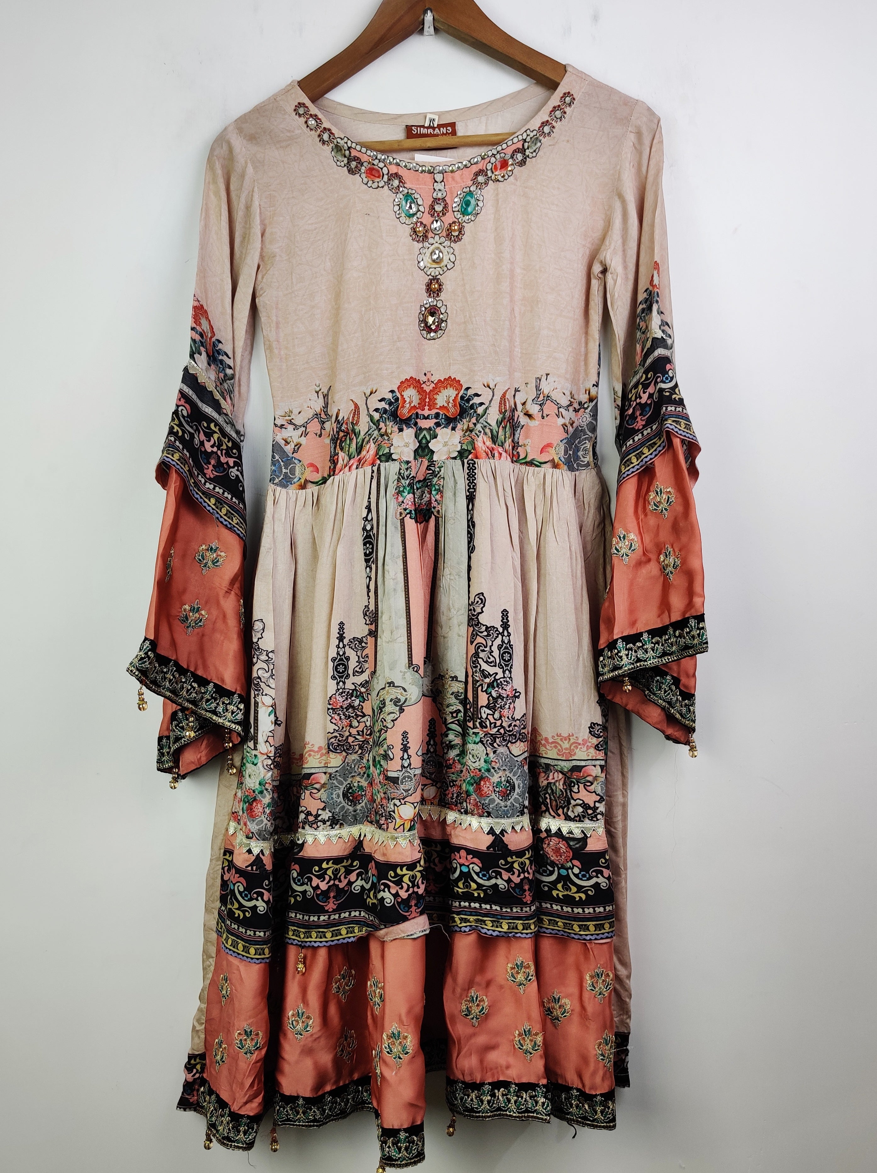 Buy online pre-used pre-loved 100% authentic & Original branded Simrans (BK-1891) available in Pakistan. Top international brands avilable.