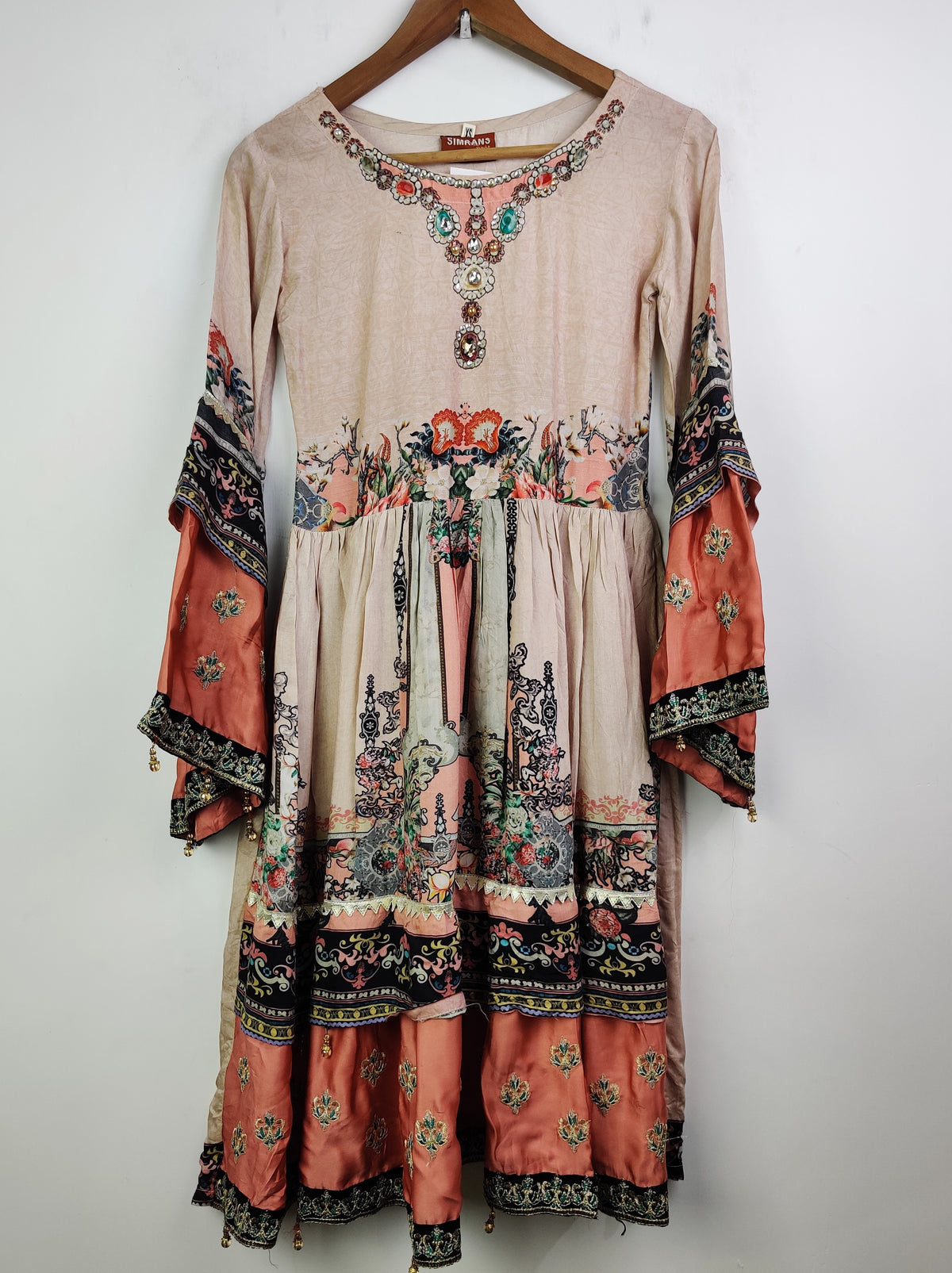 Buy online pre-used pre-loved 100% authentic & Original branded Simrans (BK-1891) available in Pakistan. Top international brands avilable.