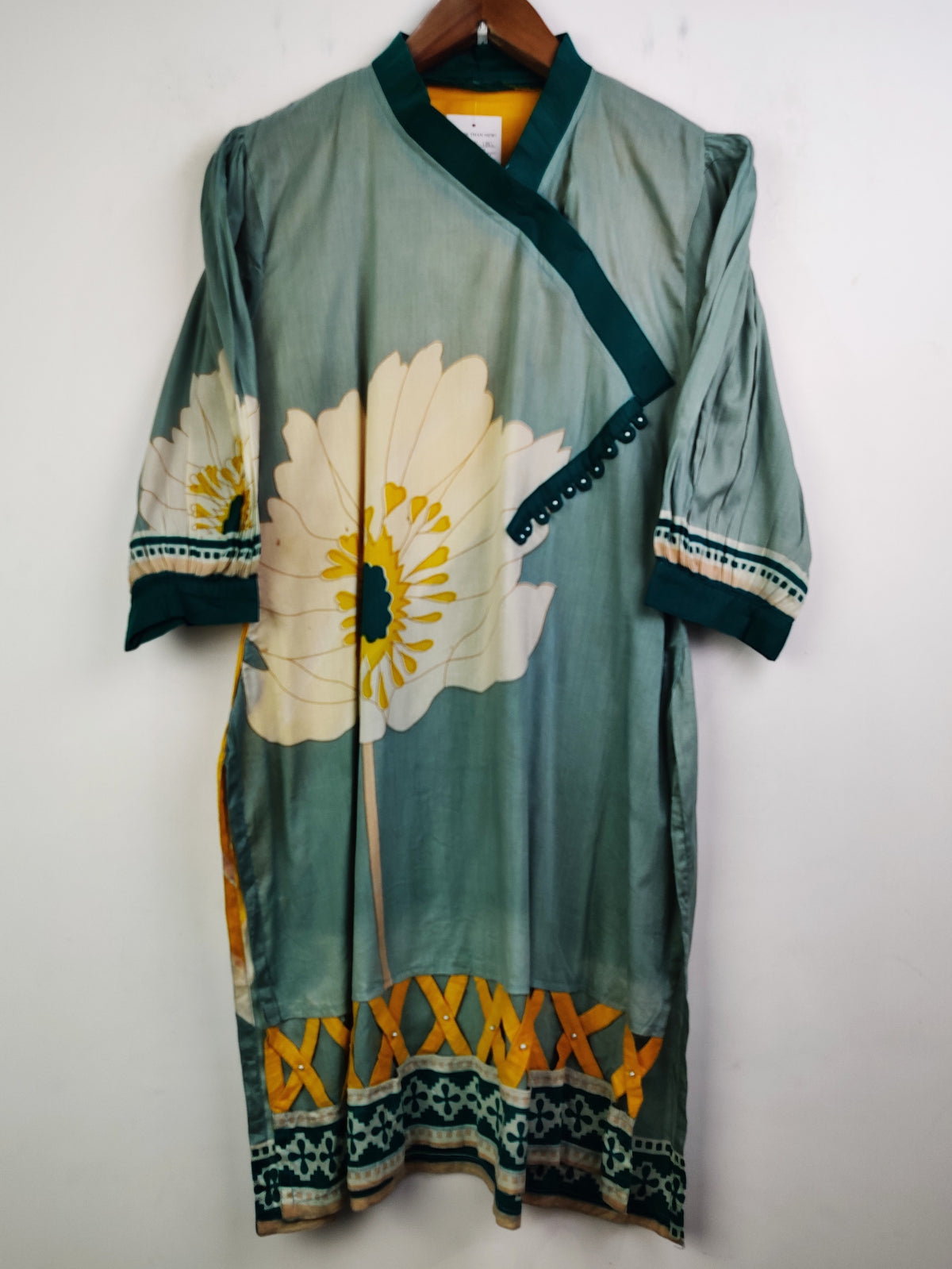 Buy online pre-used pre-loved 100% authentic & Original branded Unknown Brand (BK-1895) available in Pakistan. Top international brands avilable.