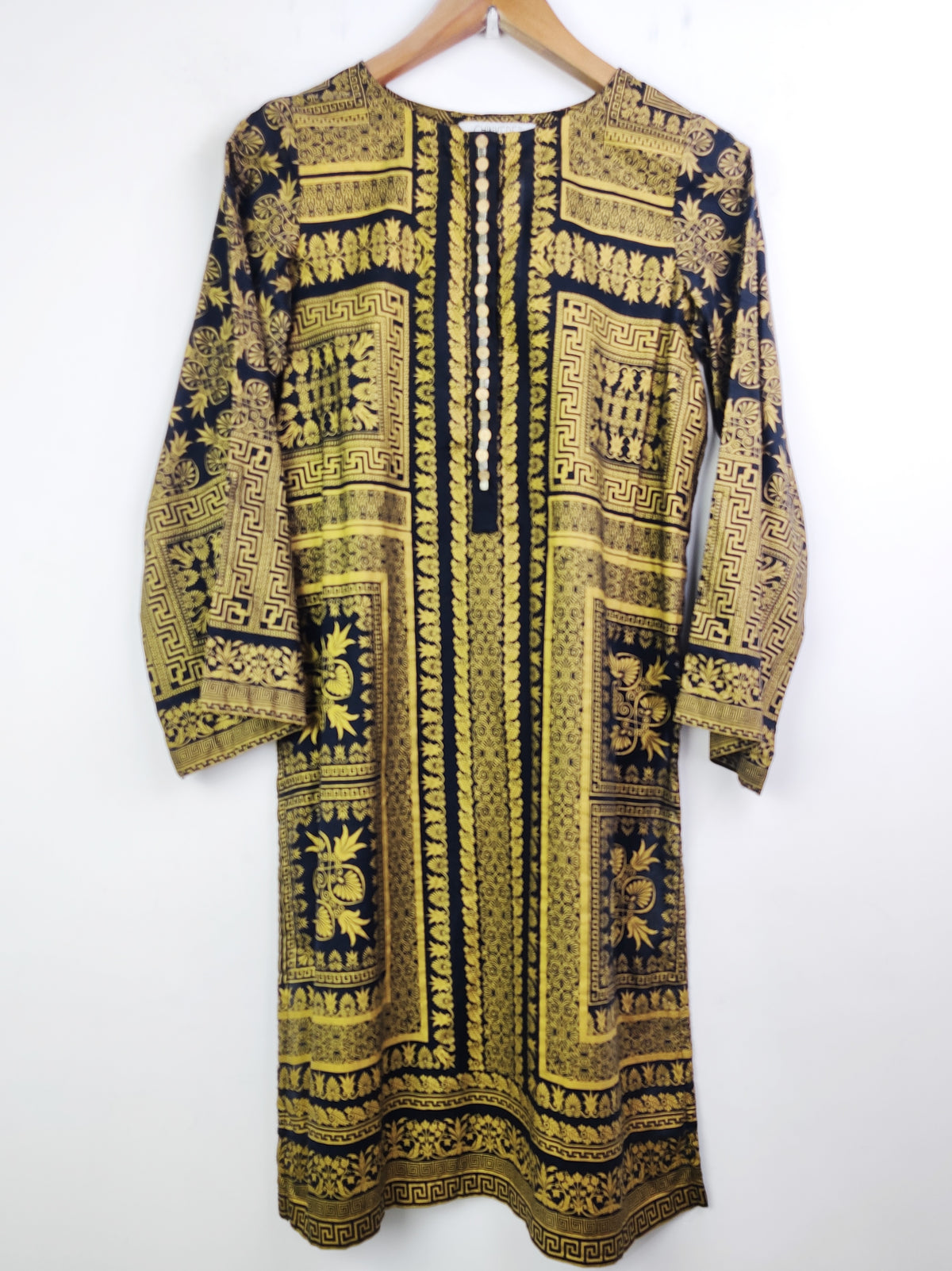 Buy online pre-used pre-loved 100% authentic & Original branded Chinyere (BK-1923) available in Pakistan. Top international brands avilable.