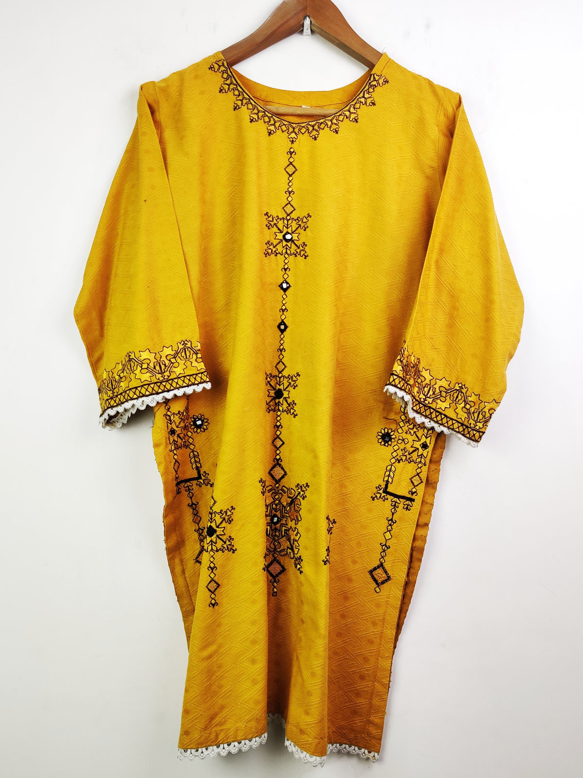 Buy online pre-used pre-loved 100% authentic & Original branded Unknown Brand (BK-1944) available in Pakistan. Top international brands avilable.