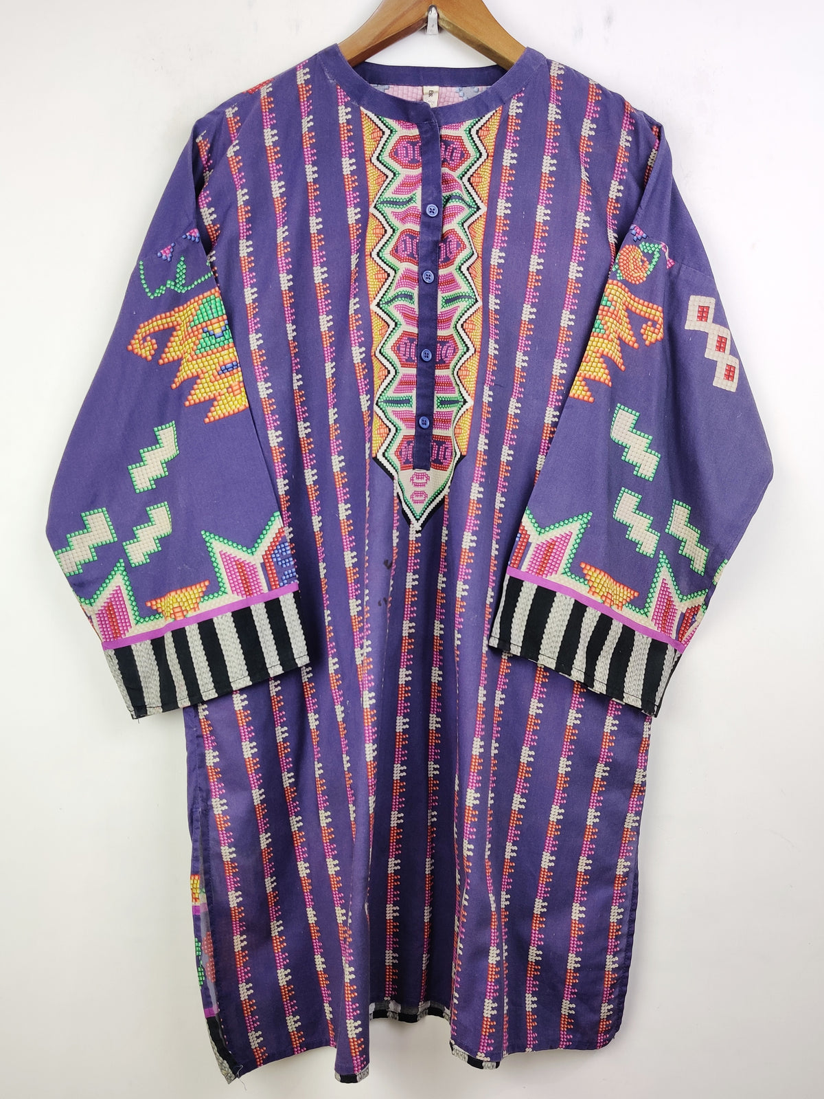 Buy online pre-used pre-loved 100% authentic & Original branded Ethnic (BK-1976) available in Pakistan. Top international brands avilable.