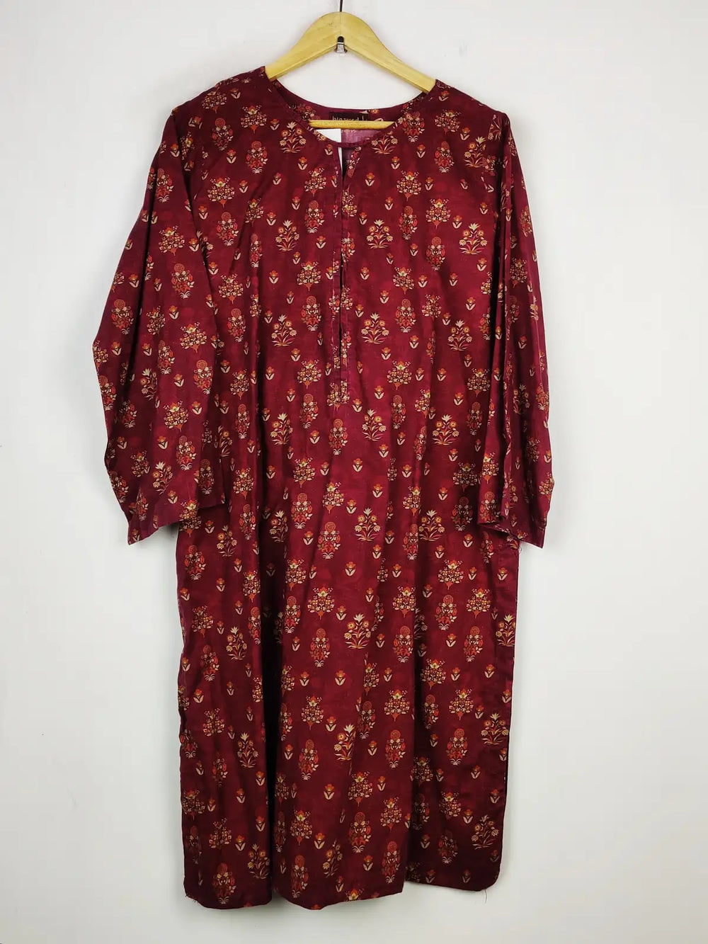Buy online pre-used pre-loved 100% authentic & Original branded Bin Saeed (BK-2036) available in Pakistan. Top international brands avilable.