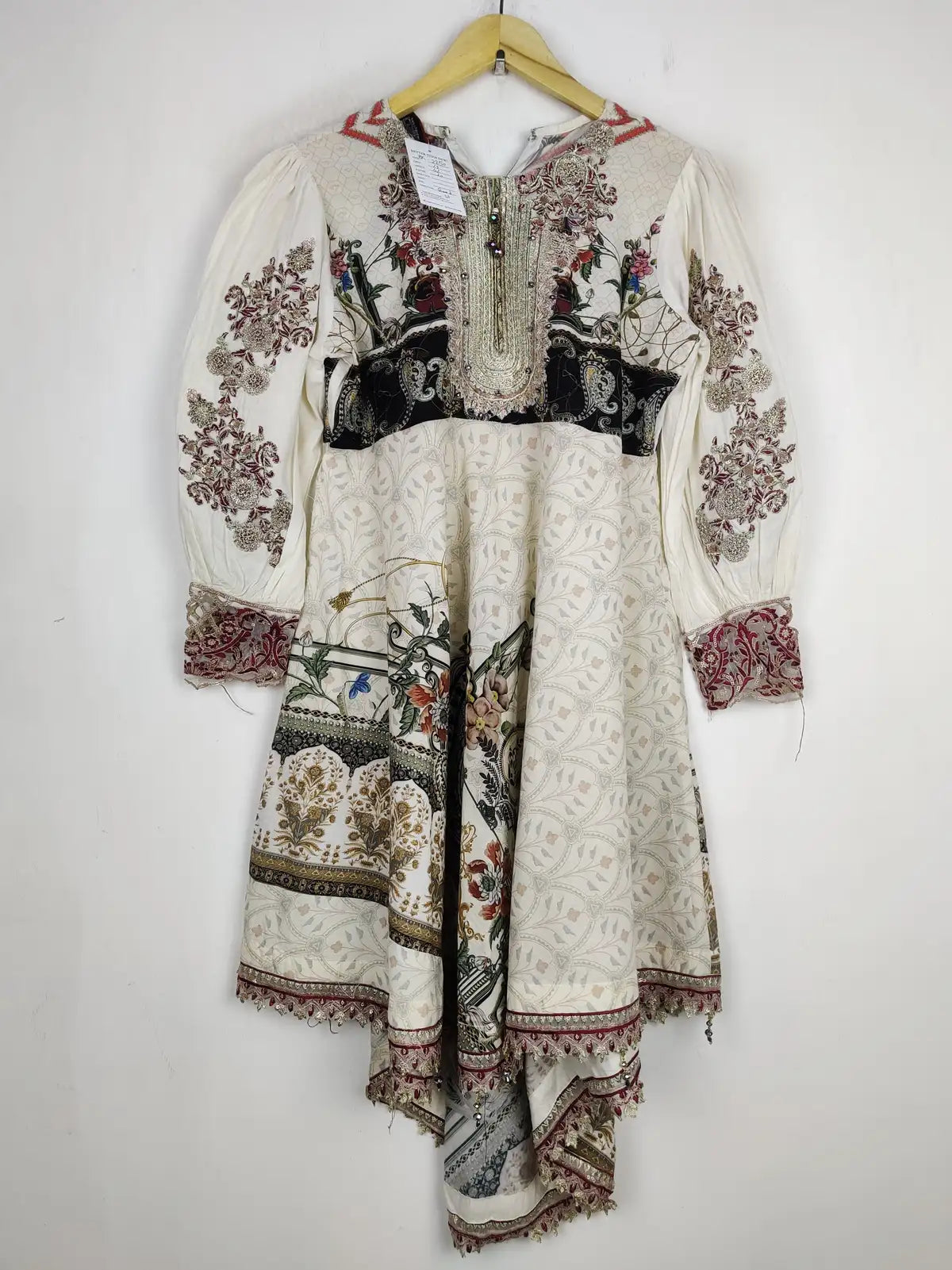 Buy online pre-used pre-loved 100% authentic & Original branded Simrans (BK-2250) available in Pakistan. Top international brands avilable.