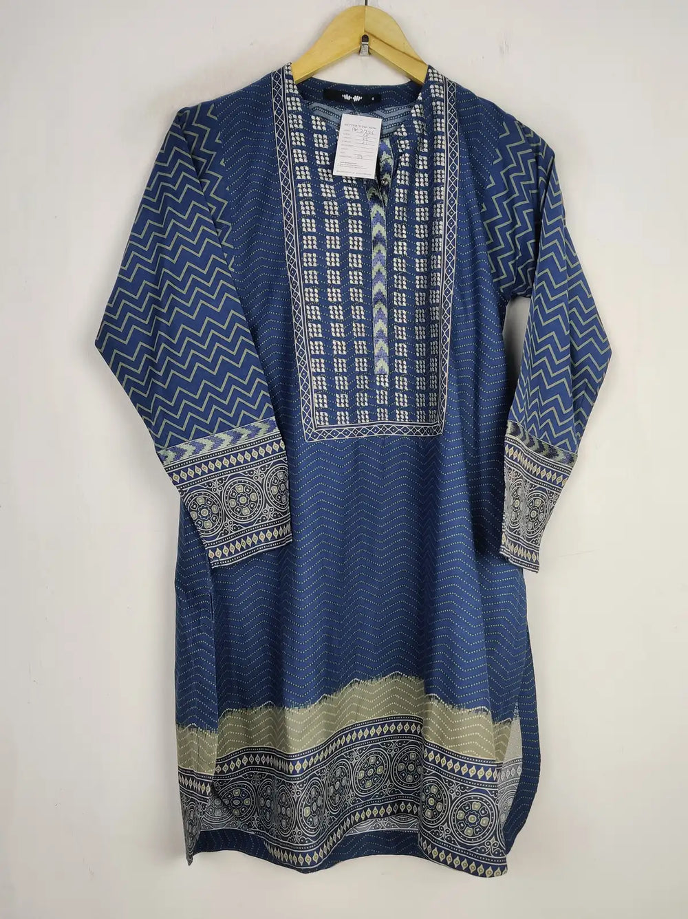 Buy online pre-used pre-loved 100% authentic & Original branded Khaadi (BK-2276) available in Pakistan. Top international brands avilable.