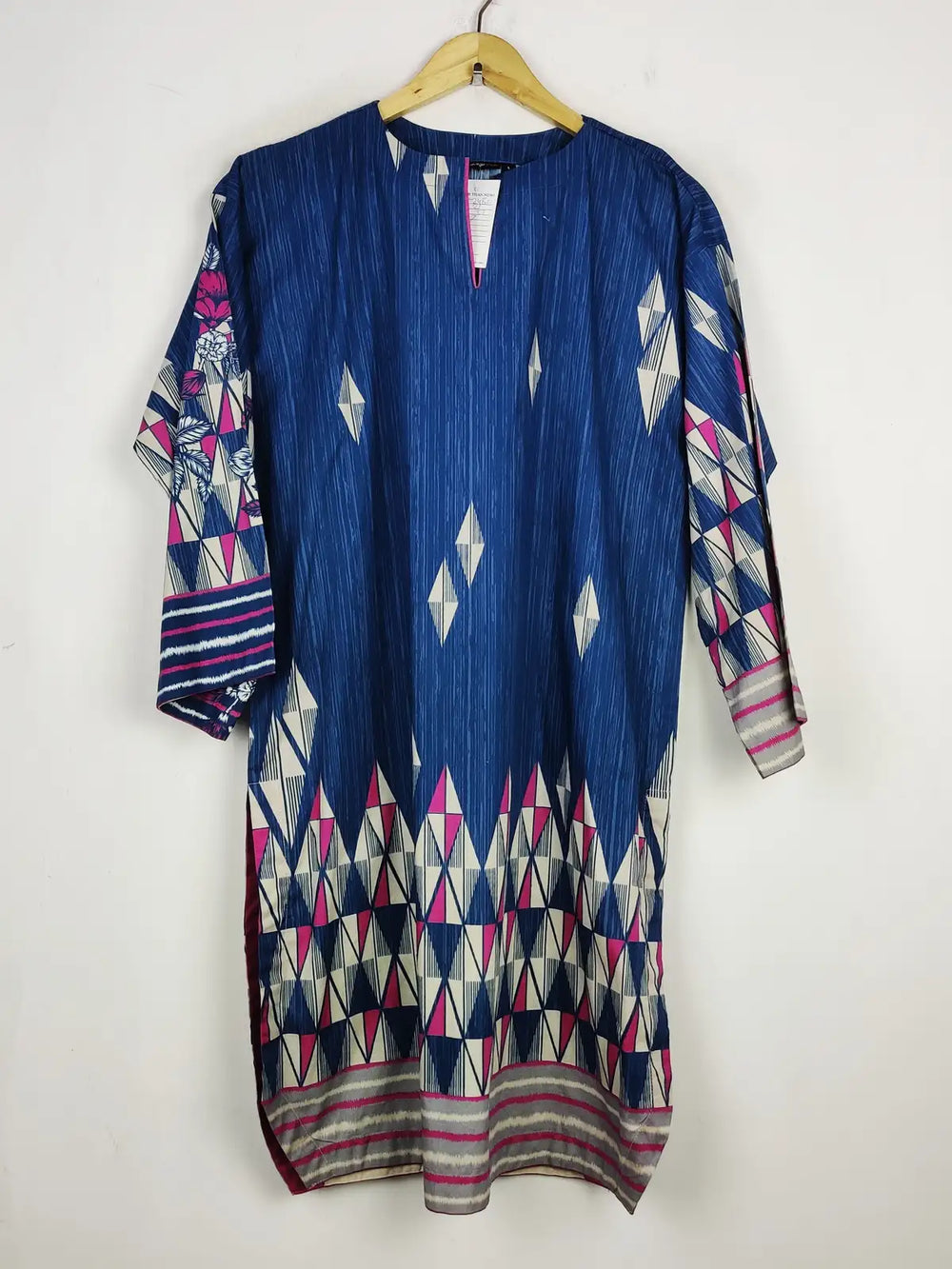 Buy online pre-used pre-loved 100% authentic & Original branded Alkaram (BK-2480) available in Pakistan. Top international brands avilable.