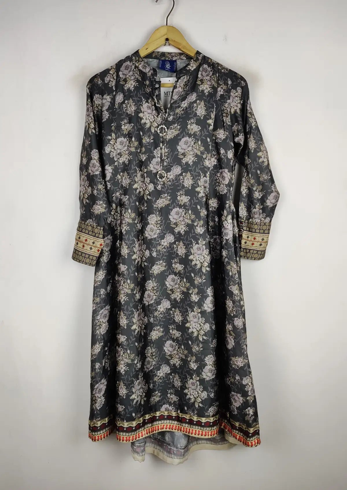 Buy online pre-used pre-loved 100% authentic & Original branded Afghan (BK-2539) available in Pakistan. Top international brands avilable.