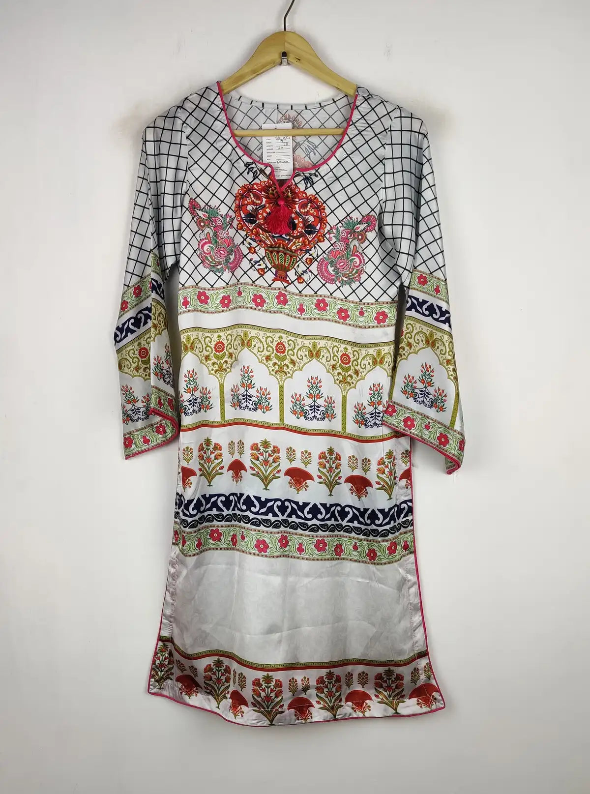 Buy online pre-used pre-loved 100% authentic & Original branded Unknown Brand (BK-2557) available in Pakistan. Top international brands avilable.