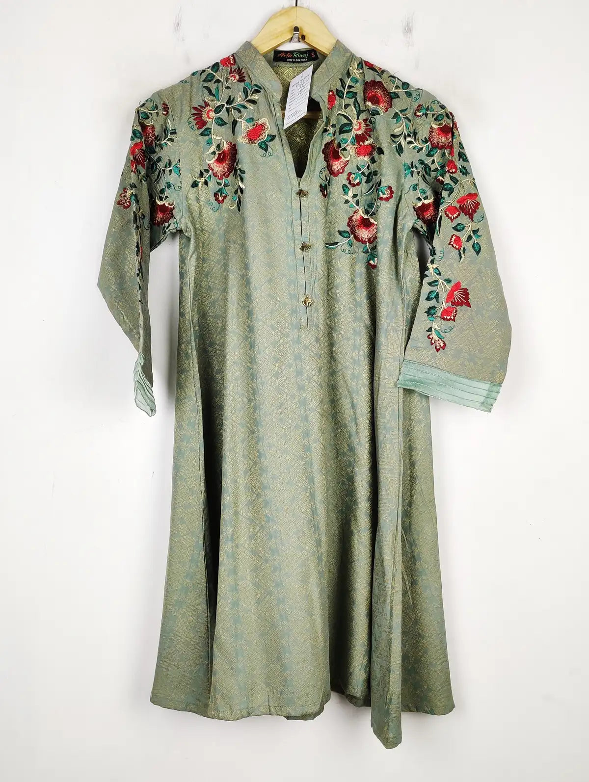 Buy online pre-used pre-loved 100% authentic & Original branded Arfa Riwaj (BK-2743) available in Pakistan. Top international brands avilable.