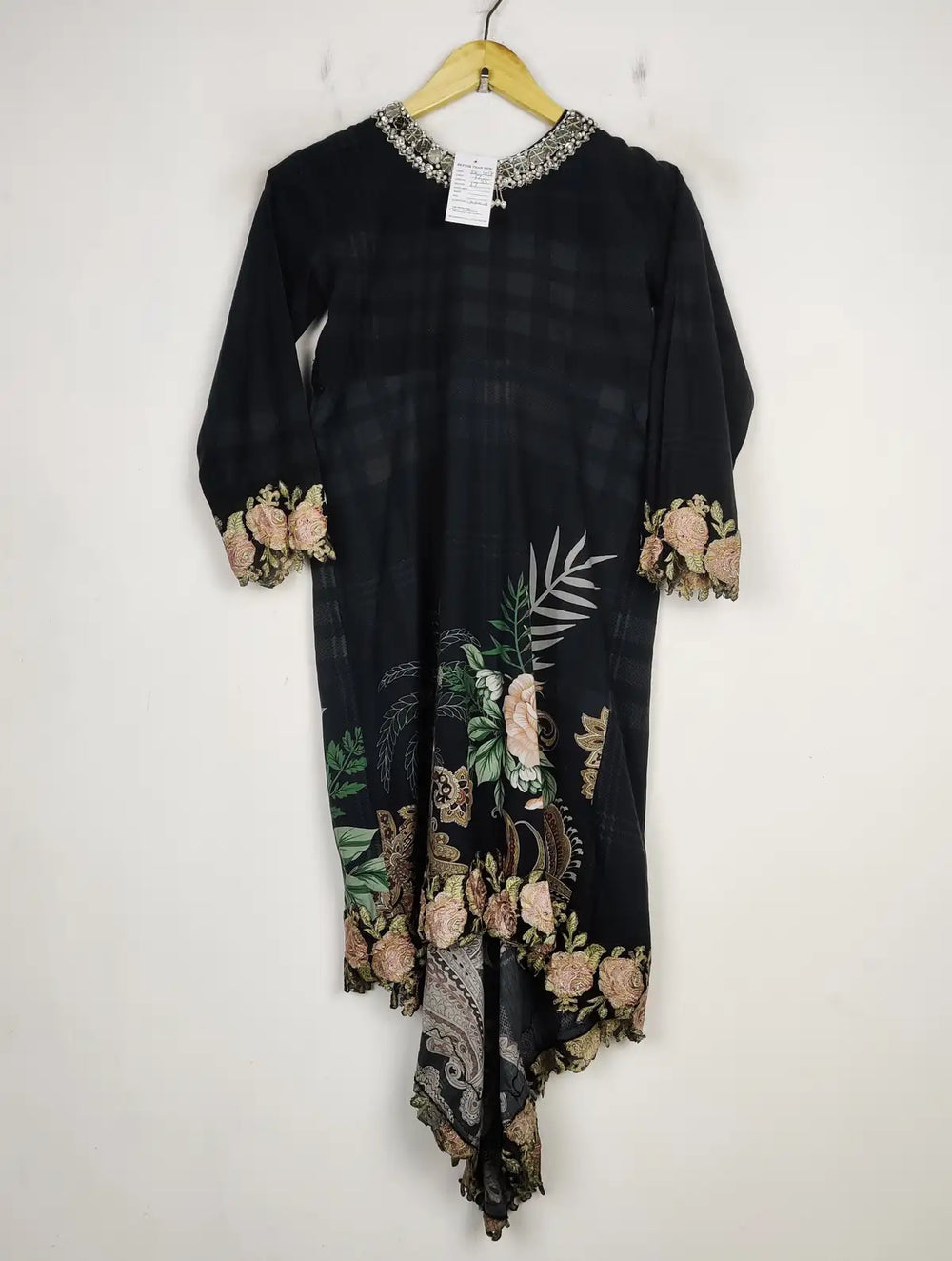 Buy online pre-used pre-loved 100% authentic & Original branded Simrans (BK-3058) available in Pakistan. Top international brands avilable.