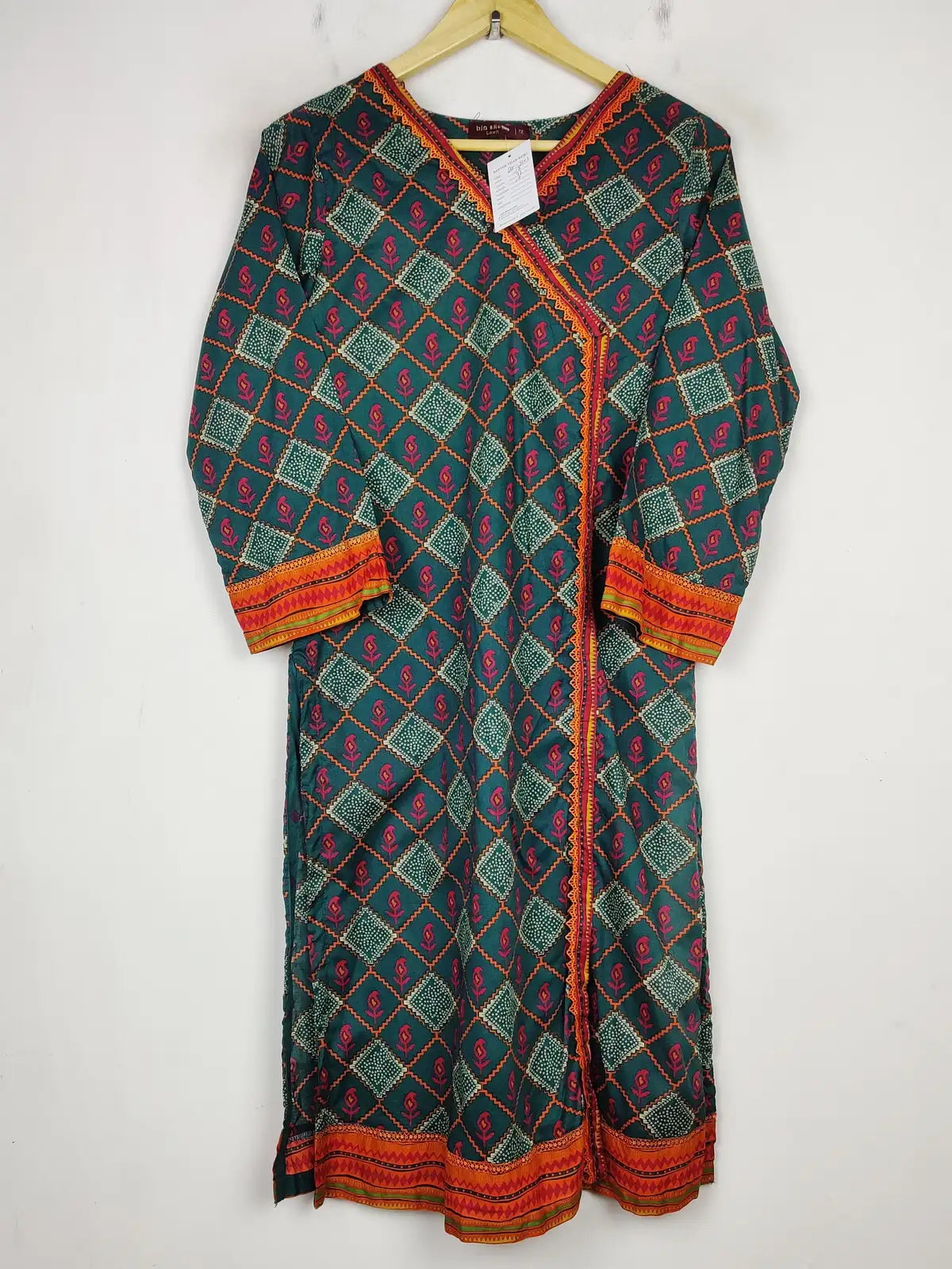 Buy online pre-used pre-loved 100% authentic & Original branded Bin Saeed (BK-3101) available in Pakistan. Top international brands avilable.