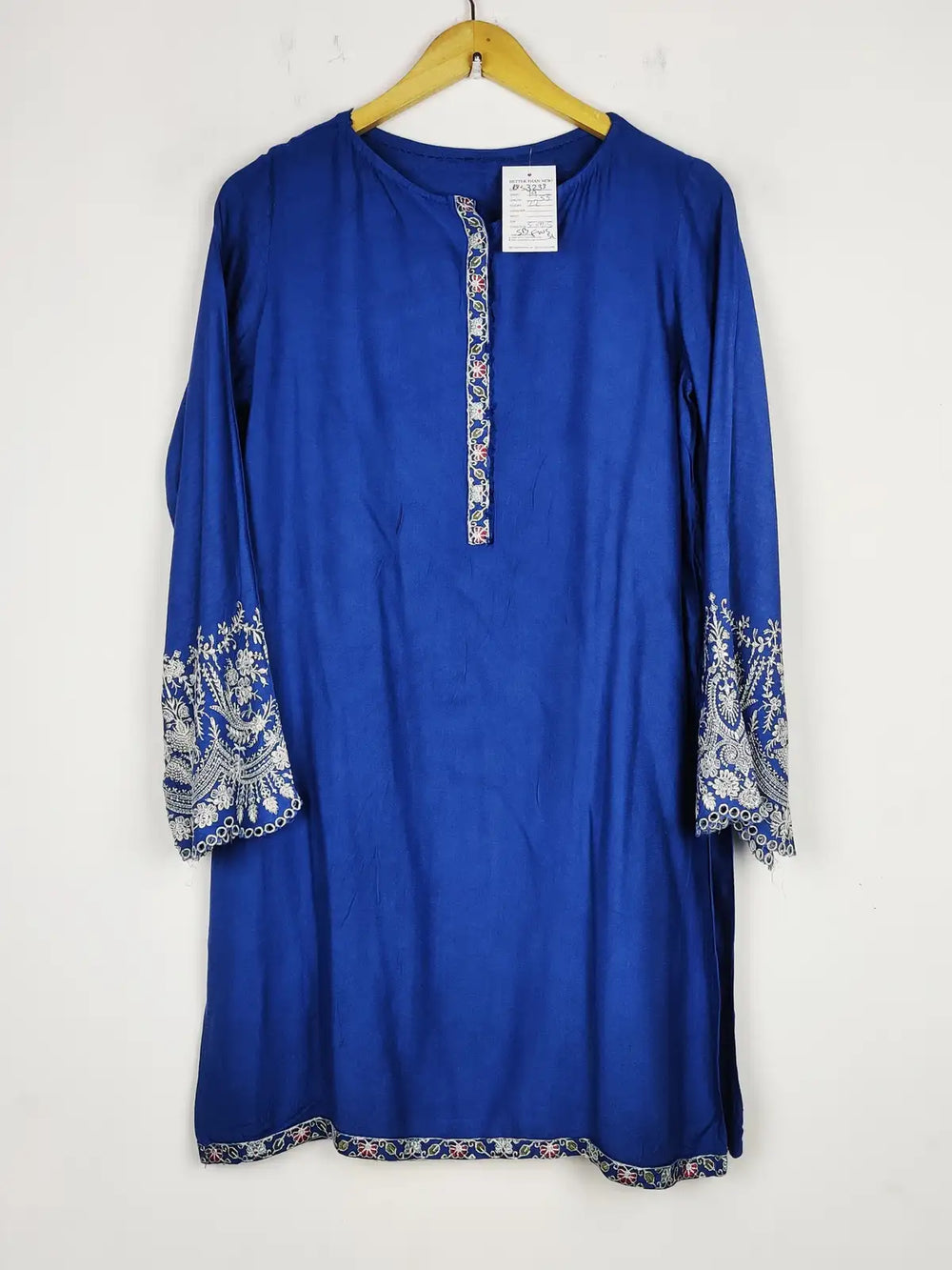 Buy online pre-used pre-loved 100% authentic & Original branded Unknown Brand (BK-3233) available in Pakistan. Top international brands avilable.