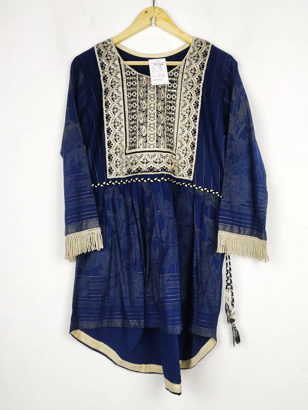 Buy online pre-used pre-loved 100% authentic & Original branded Unknown Brand (BK-3326) available in Pakistan. Top international brands avilable.