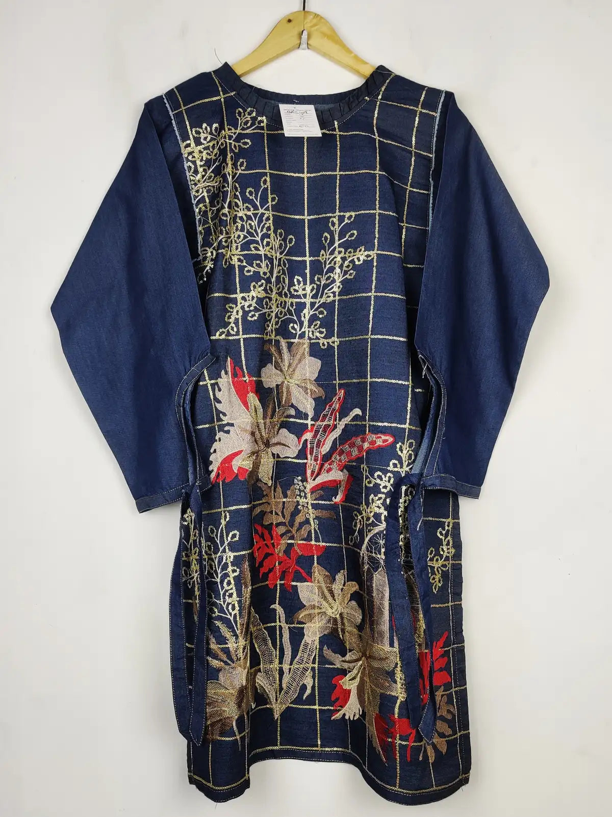 Buy online pre-used pre-loved 100% authentic & Original branded Unknown Brand (BK-3411) available in Pakistan. Top international brands avilable.