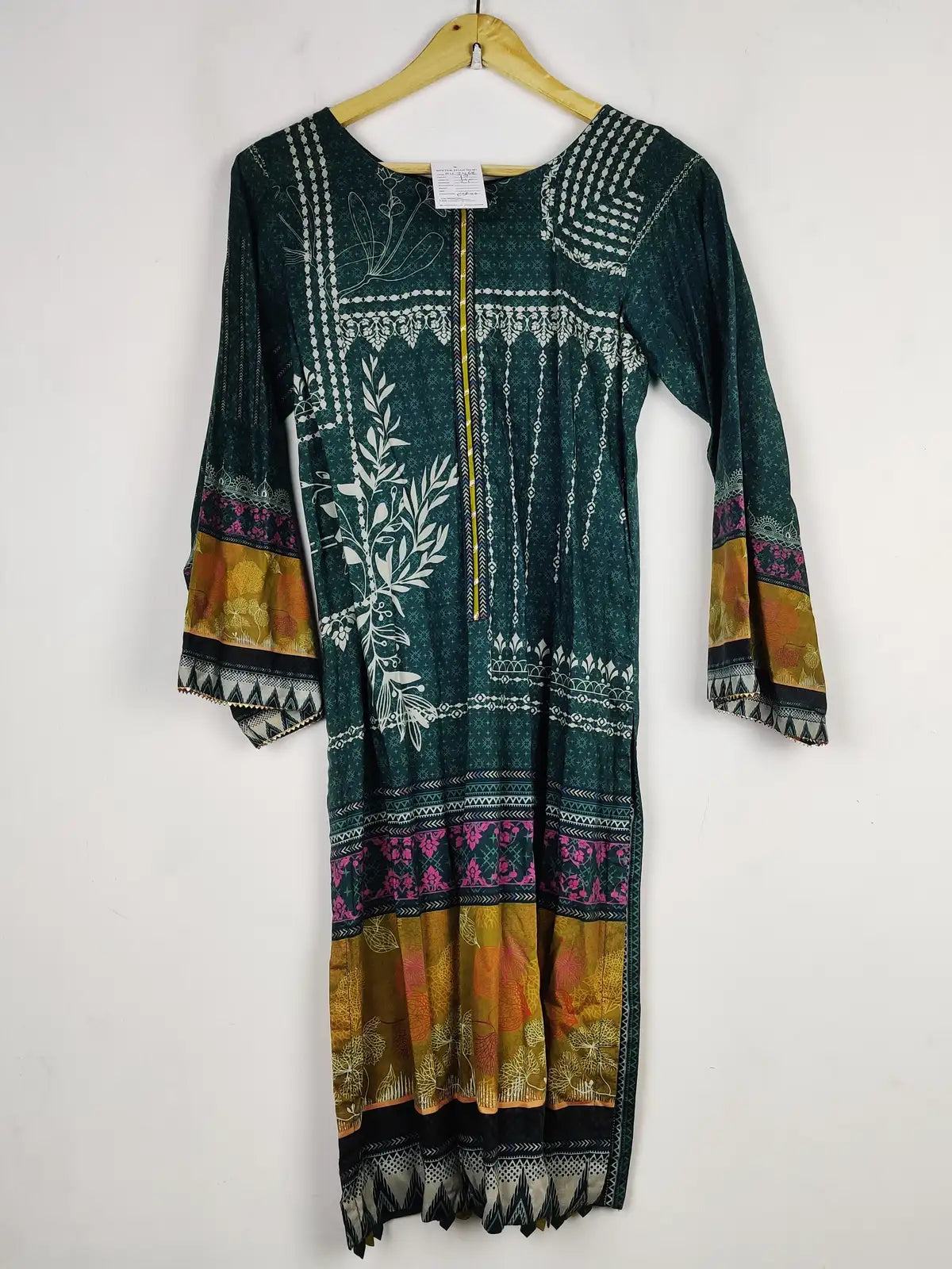 Buy online pre-used pre-loved 100% authentic & Original branded Bin Saeed (BK-3468) available in Pakistan. Top international brands avilable.