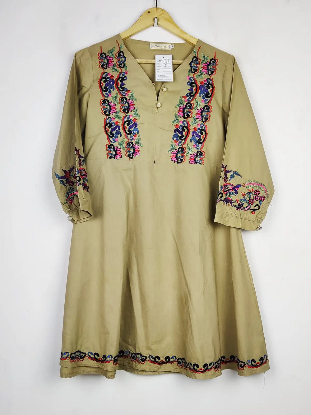 Buy online pre-used pre-loved 100% authentic & Original branded Maram Girl (BK-3543) available in Pakistan. Top international brands avilable.