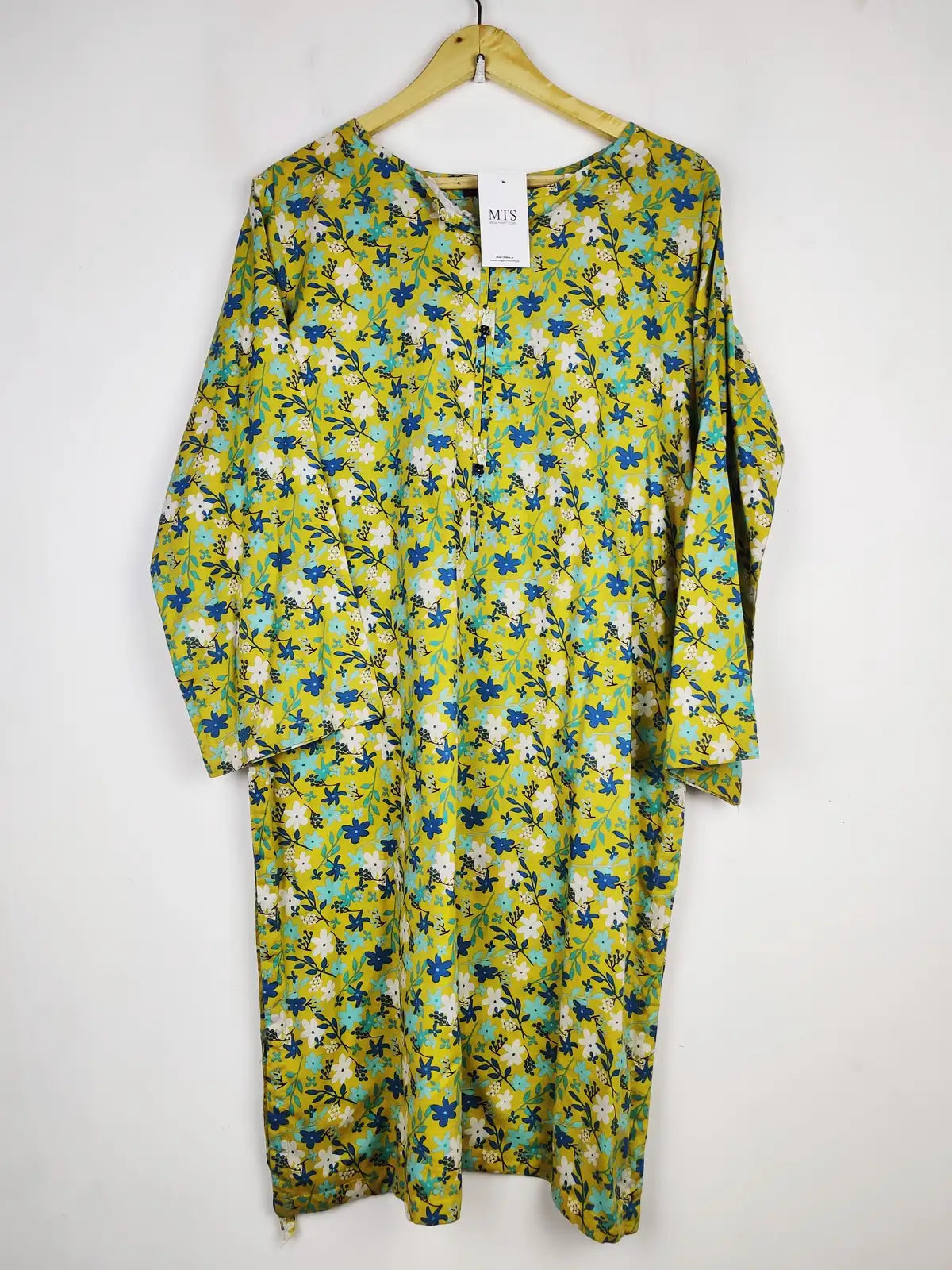 Buy online pre-used pre-loved 100% authentic & Original branded Bin Saeed (BK-3617) available in Pakistan. Top international brands avilable.