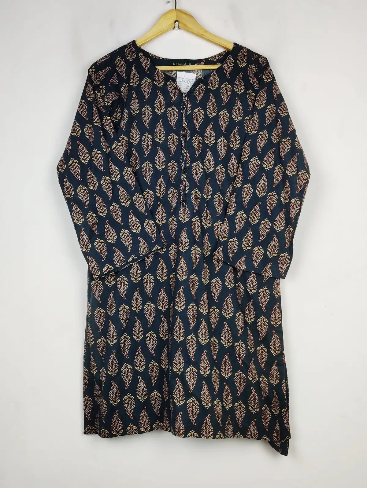 Buy online pre-used pre-loved 100% authentic & Original branded Bin Saeed (BK-3704) available in Pakistan. Top international brands avilable.