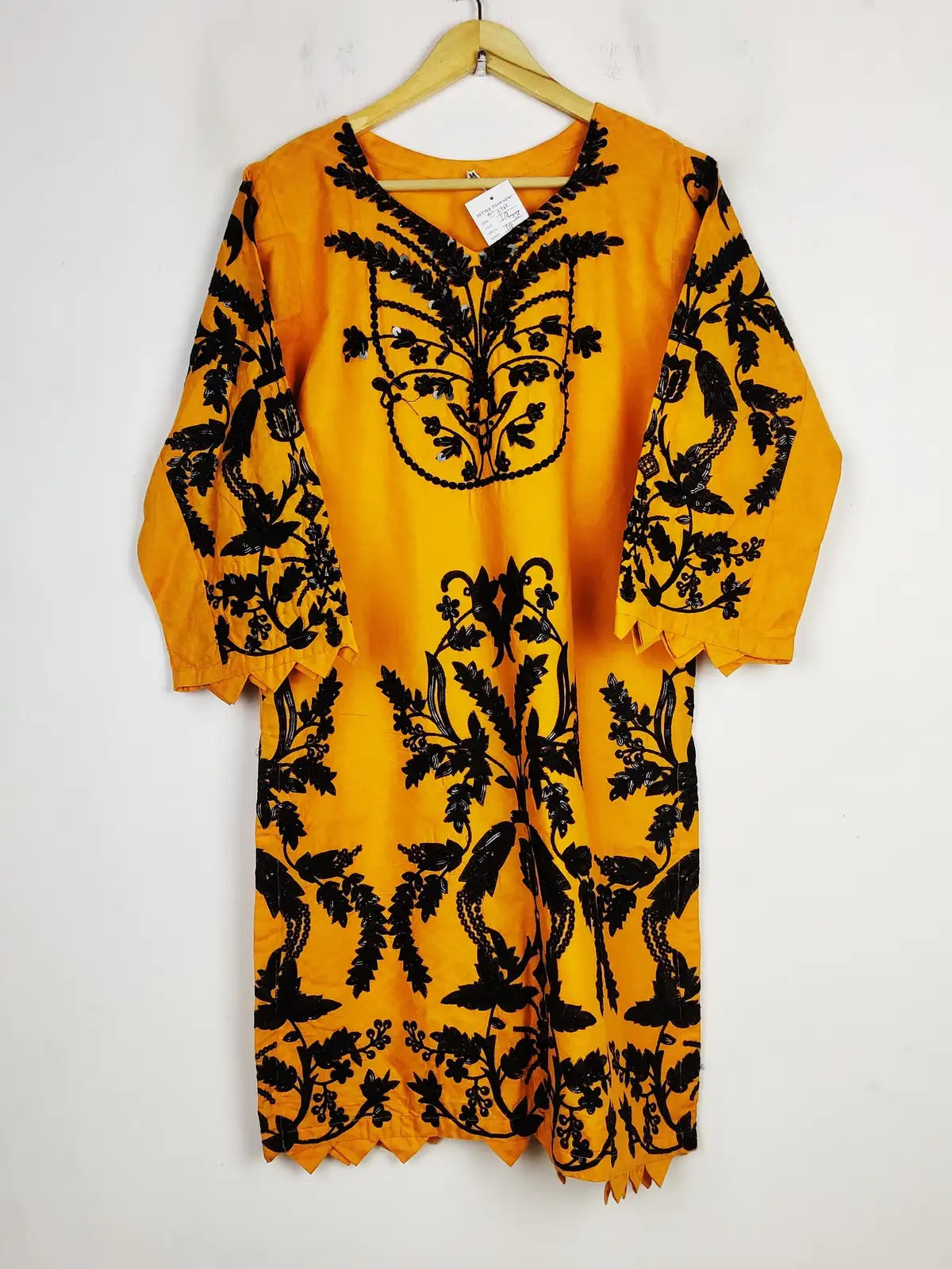 Buy online pre-used pre-loved 100% authentic & Original branded Unknown Brand (BK-3762) available in Pakistan. Top international brands avilable.