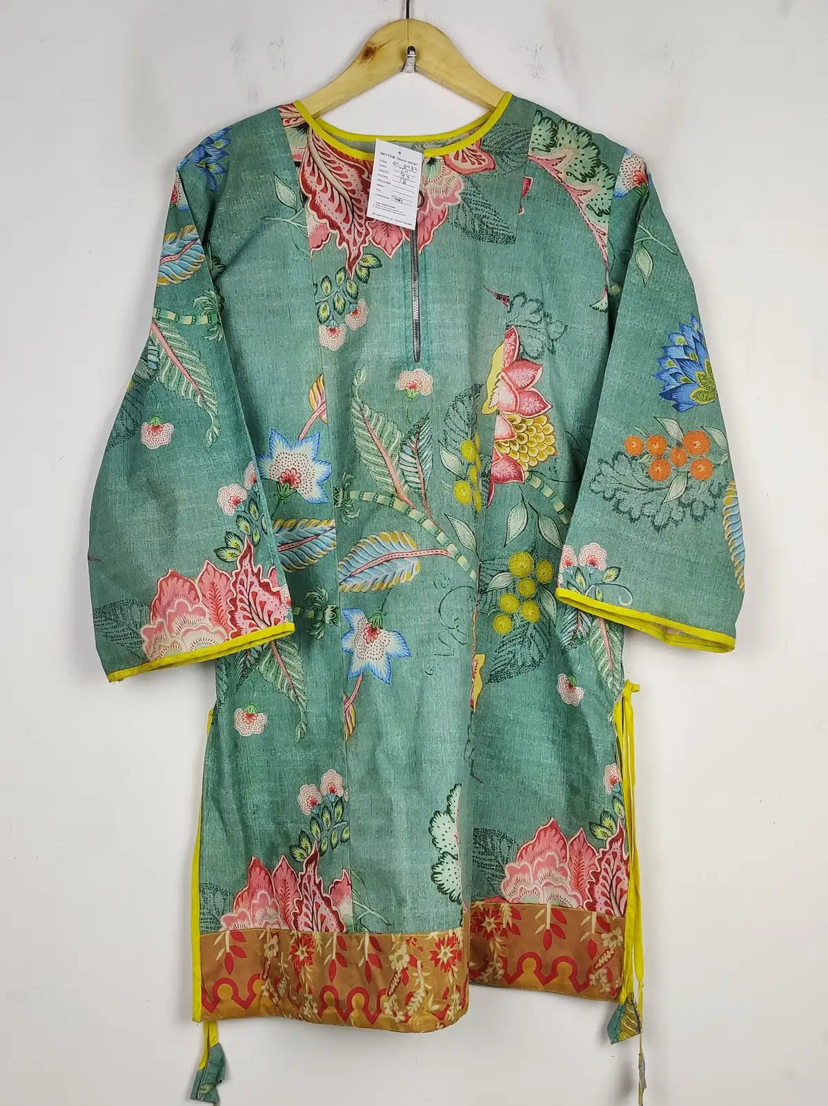 Buy online pre-used pre-loved 100% authentic & Original branded Unknown Brand (BK-3932) available in Pakistan. Top international brands avilable.