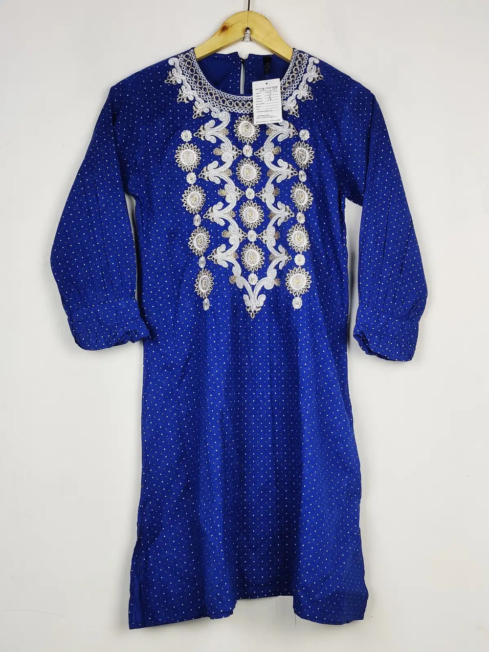 Buy online pre-used pre-loved 100% authentic & Original branded Unknown Brand (BK-4693) available in Pakistan. Top international brands avilable.