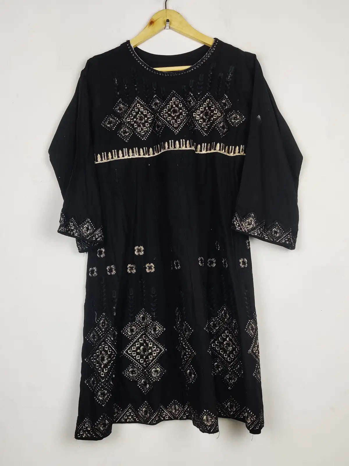 Buy online pre-used pre-loved 100% authentic & Original branded Unknown Brand (BK-4836) available in Pakistan. Top international brands avilable.