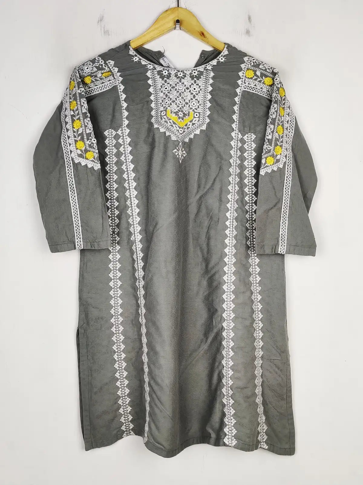 Buy online pre-used pre-loved 100% authentic & Original branded Kilkariyan (BK-5121) available in Pakistan. Top international brands avilable.