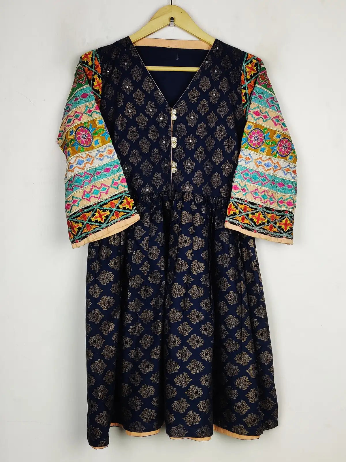 Buy online pre-used pre-loved 100% authentic & Original branded Unknown Brand (BK-5216) available in Pakistan. Top international brands avilable.