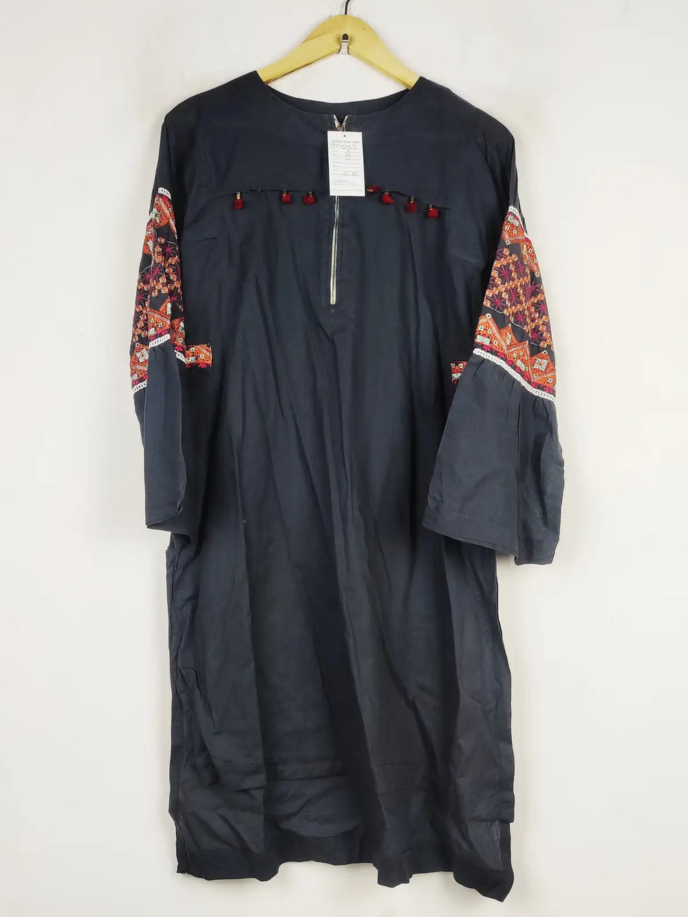 Buy online pre-used pre-loved 100% authentic & Original branded Unknown Brand (BK-5432) available in Pakistan. Top international brands avilable.