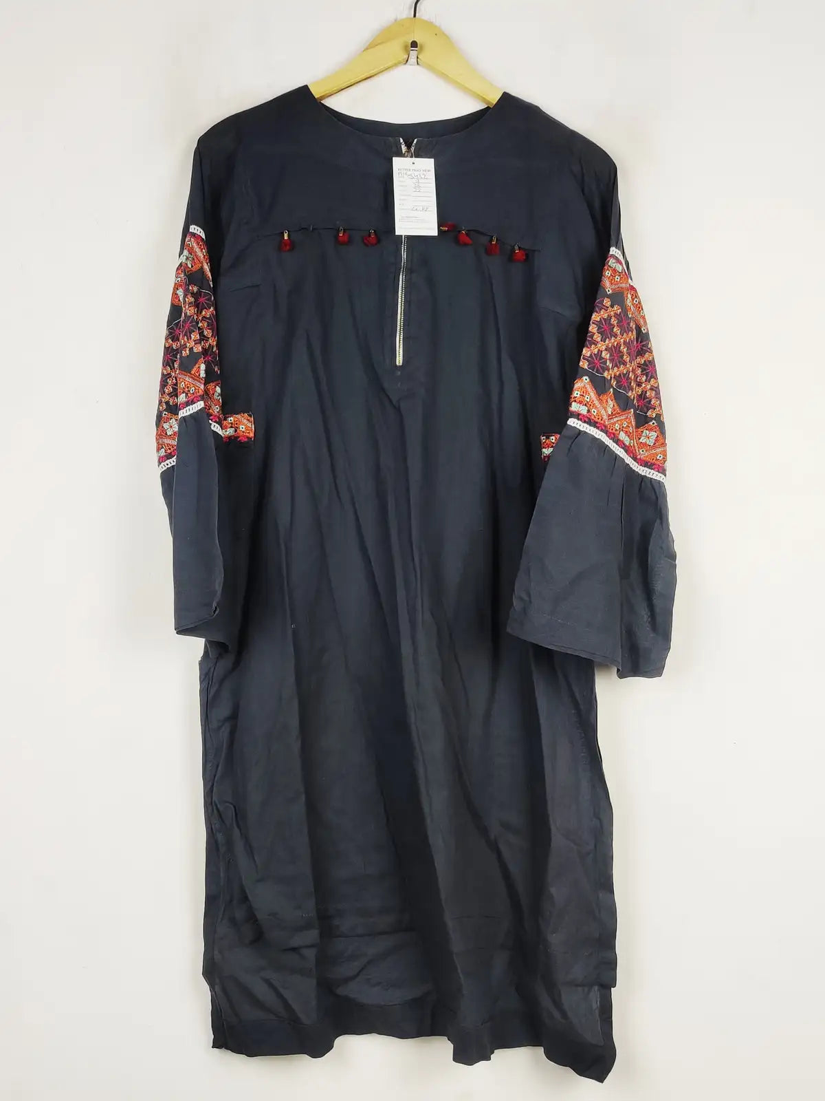 Buy online pre-used pre-loved 100% authentic & Original branded Unknown Brand (BK-5432) available in Pakistan. Top international brands avilable.