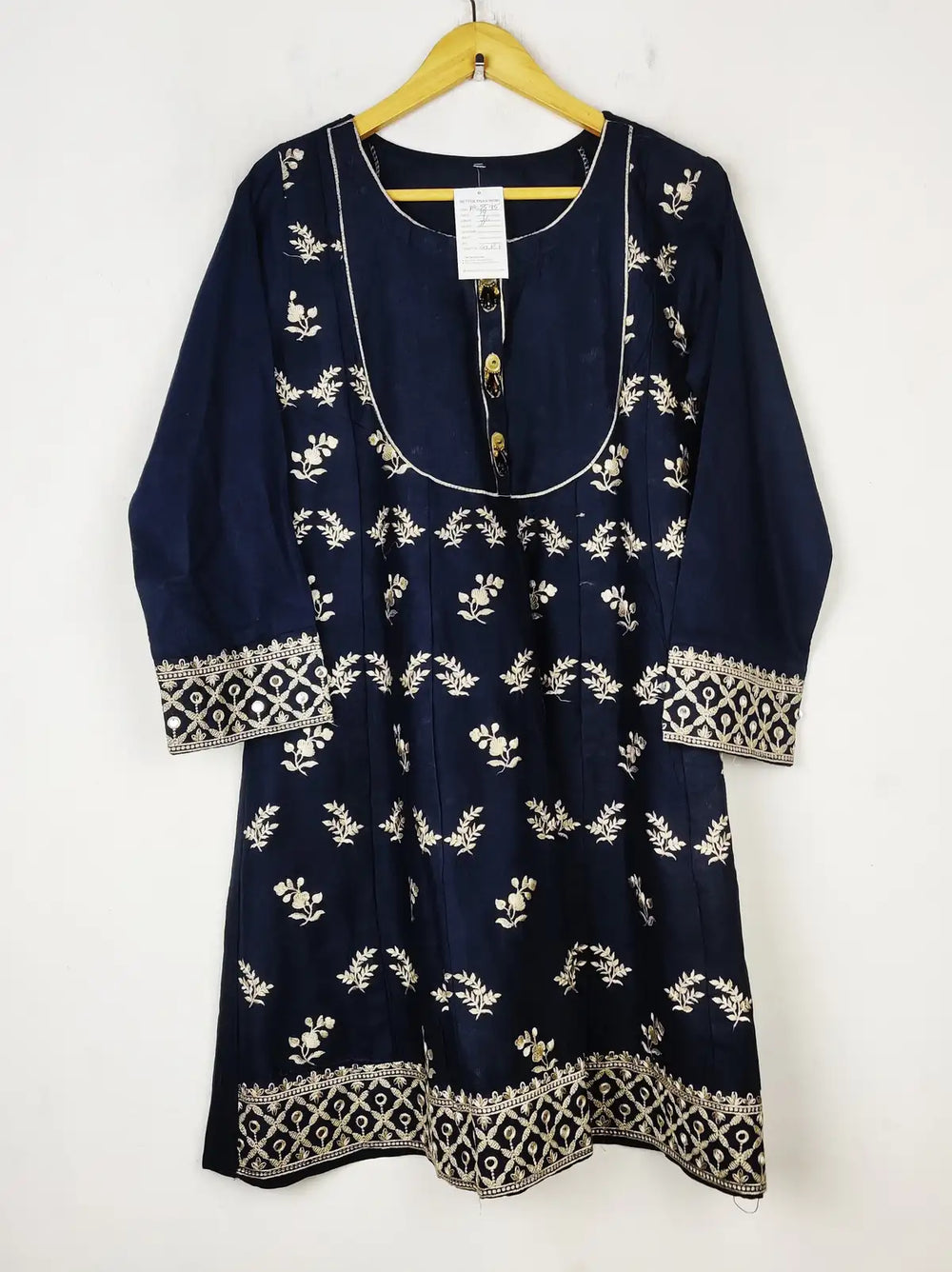 Buy online pre-used pre-loved 100% authentic & Original branded Unknown Brand (BK-5595) available in Pakistan. Top international brands avilable.