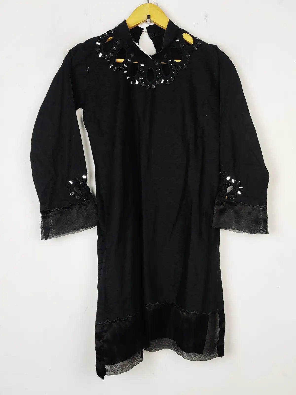 Buy online pre-used pre-loved 100% authentic & Original branded Unknown Brand (BK-5609) available in Pakistan. Top international brands avilable.