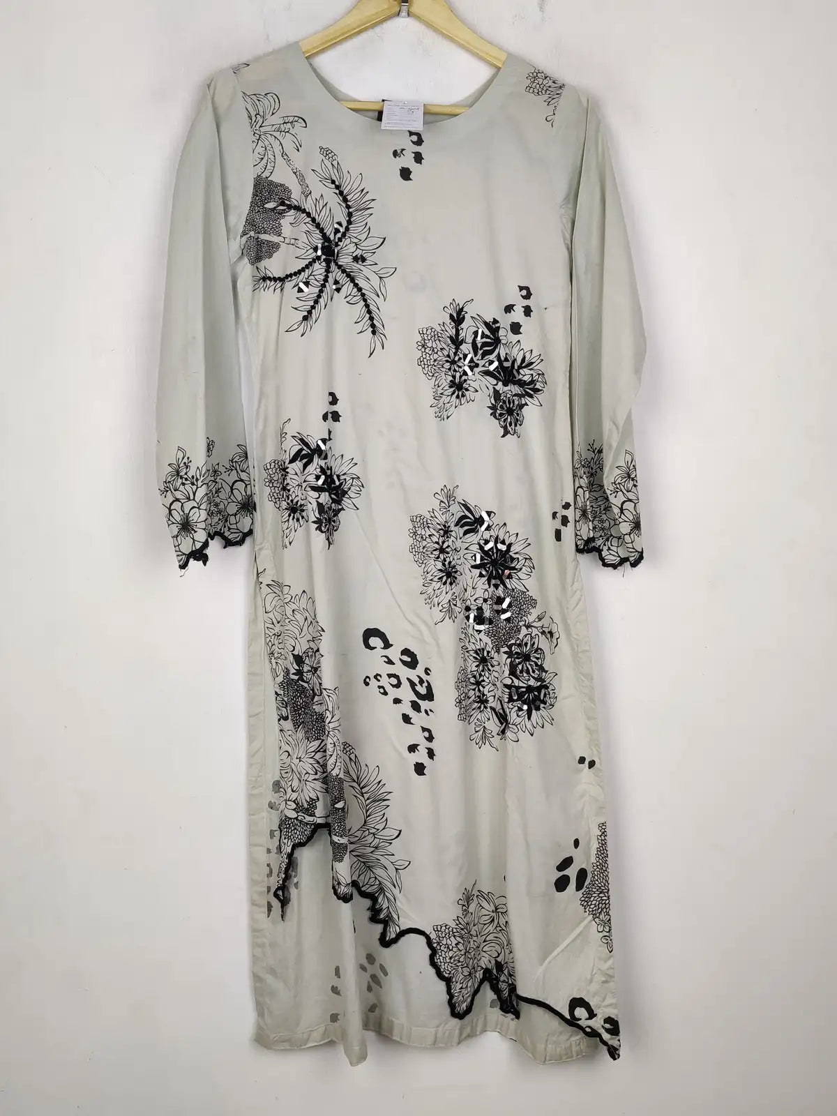 Buy online pre-used pre-loved 100% authentic & Original branded Heera'S (BK-5618) available in Pakistan. Top international brands avilable.