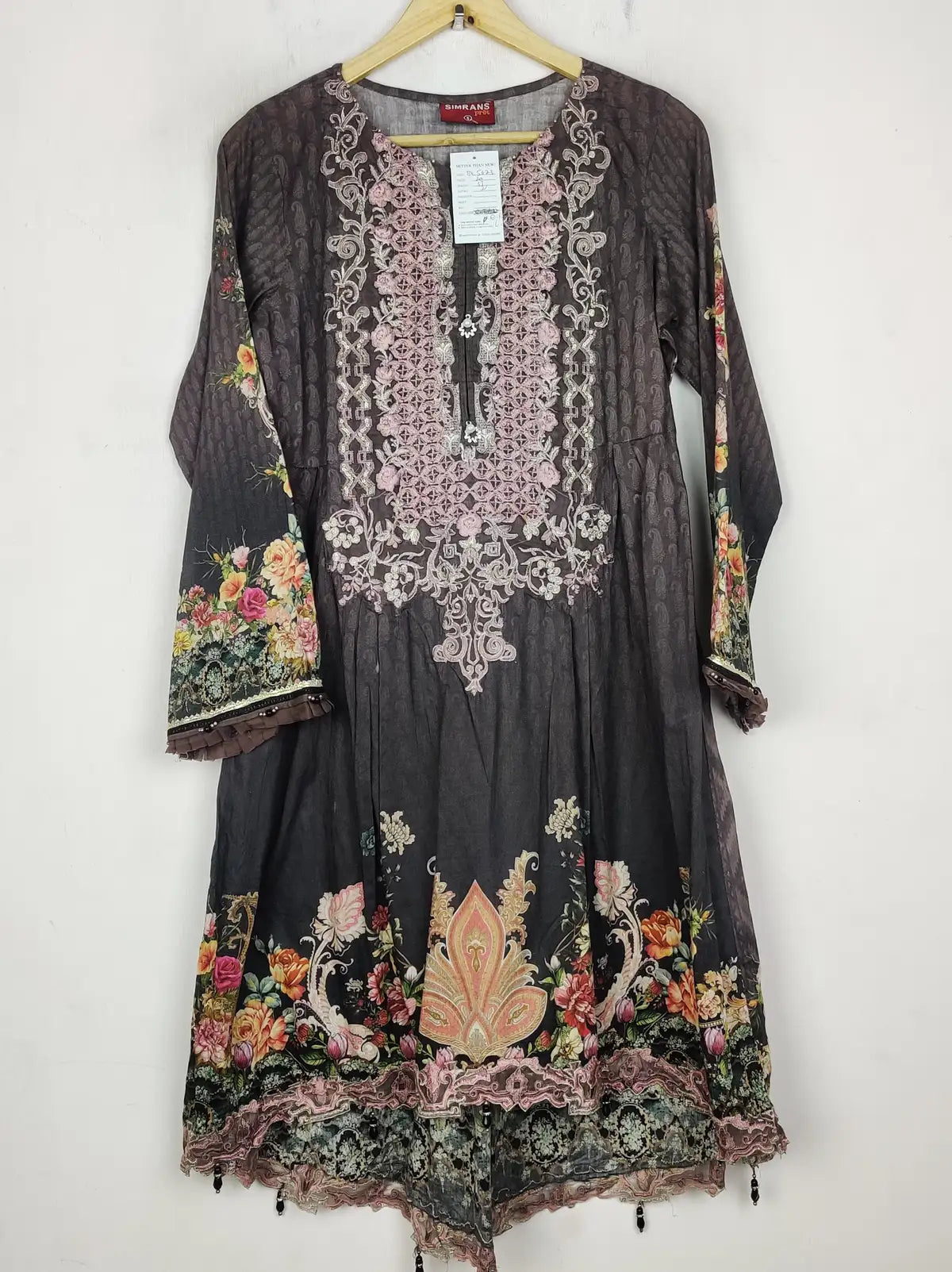 Buy online pre-used pre-loved 100% authentic & Original branded Simrans (BK-5623) available in Pakistan. Top international brands avilable.