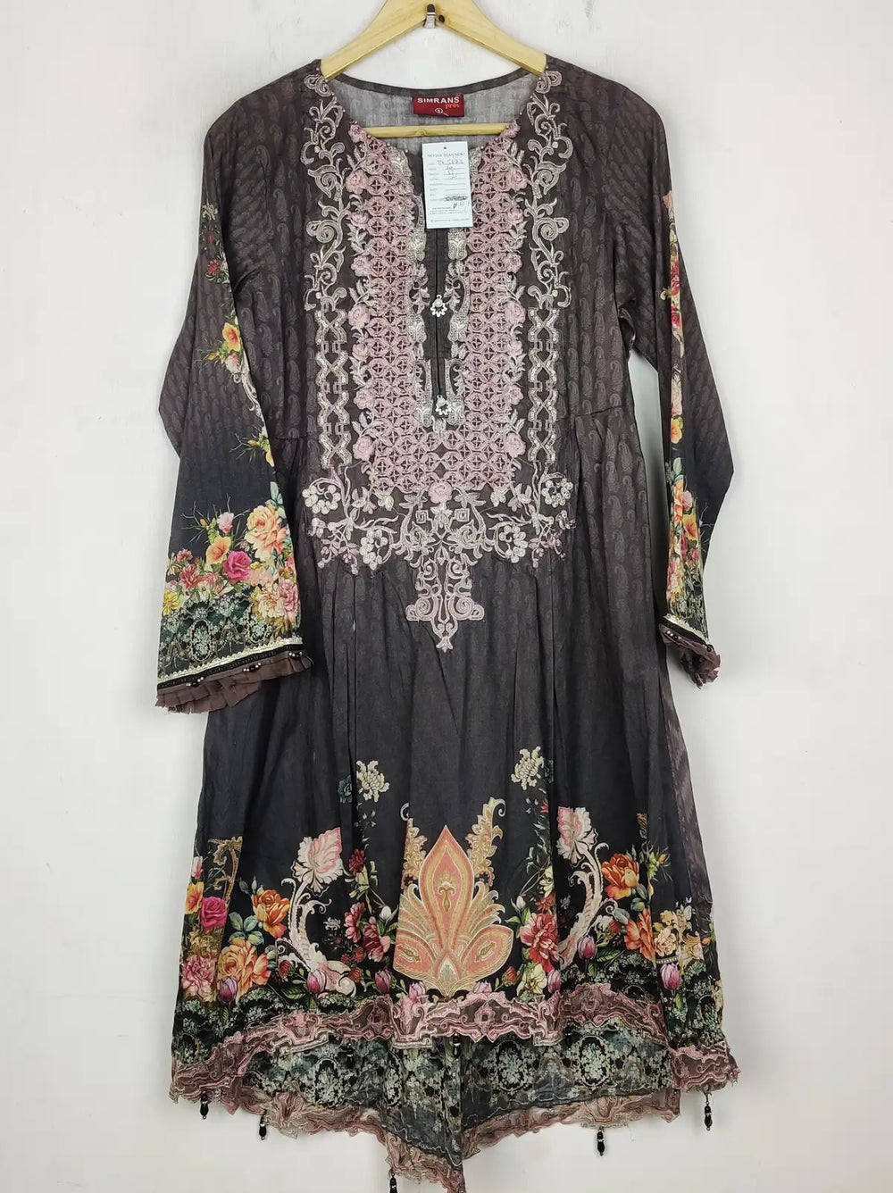 Buy online pre-used pre-loved 100% authentic & Original branded Simrans (BK-5623) available in Pakistan. Top international brands avilable.