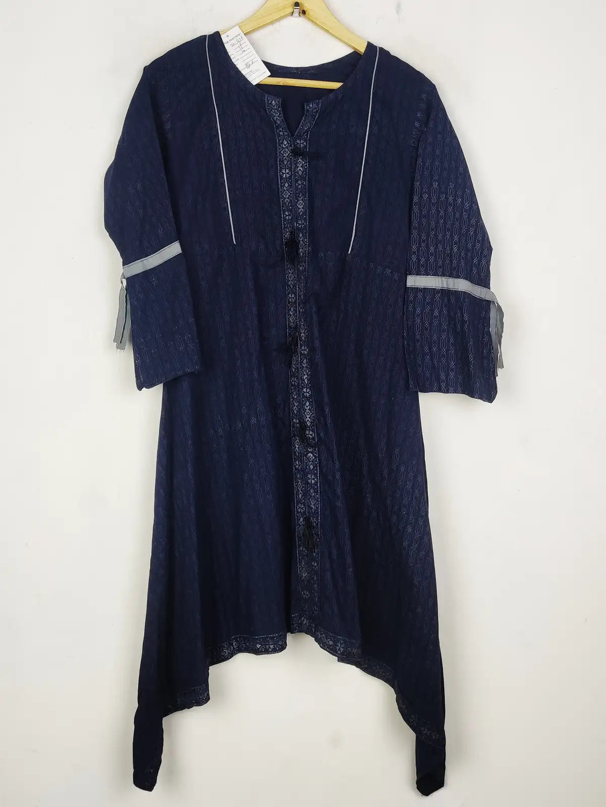 Buy online pre-used pre-loved 100% authentic & Original branded Unknown Brand (BK-5638) available in Pakistan. Top international brands avilable.