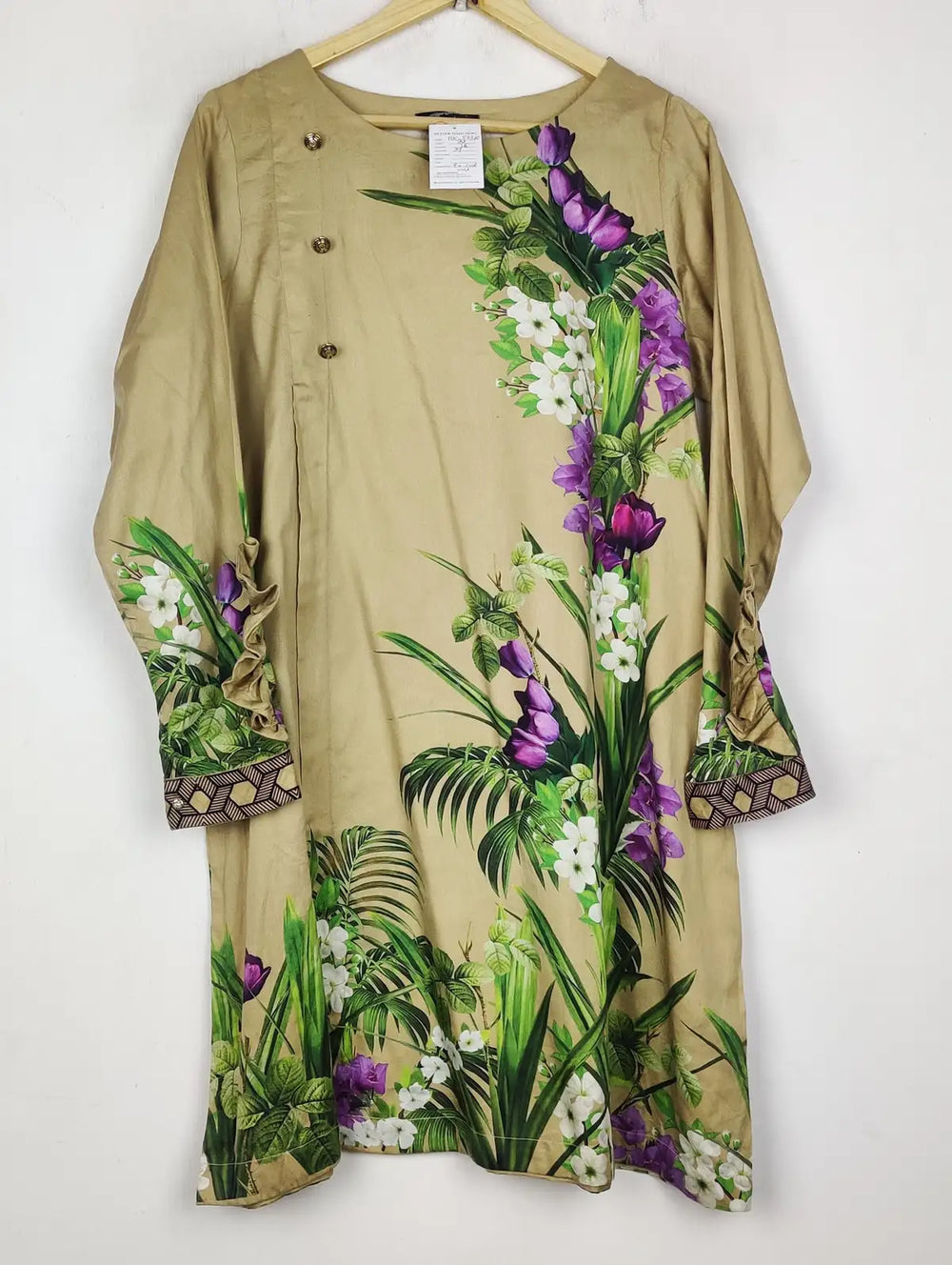 Buy online pre-used pre-loved 100% authentic & Original branded Cross Stitch (BK-5738) available in Pakistan. Top international brands avilable.